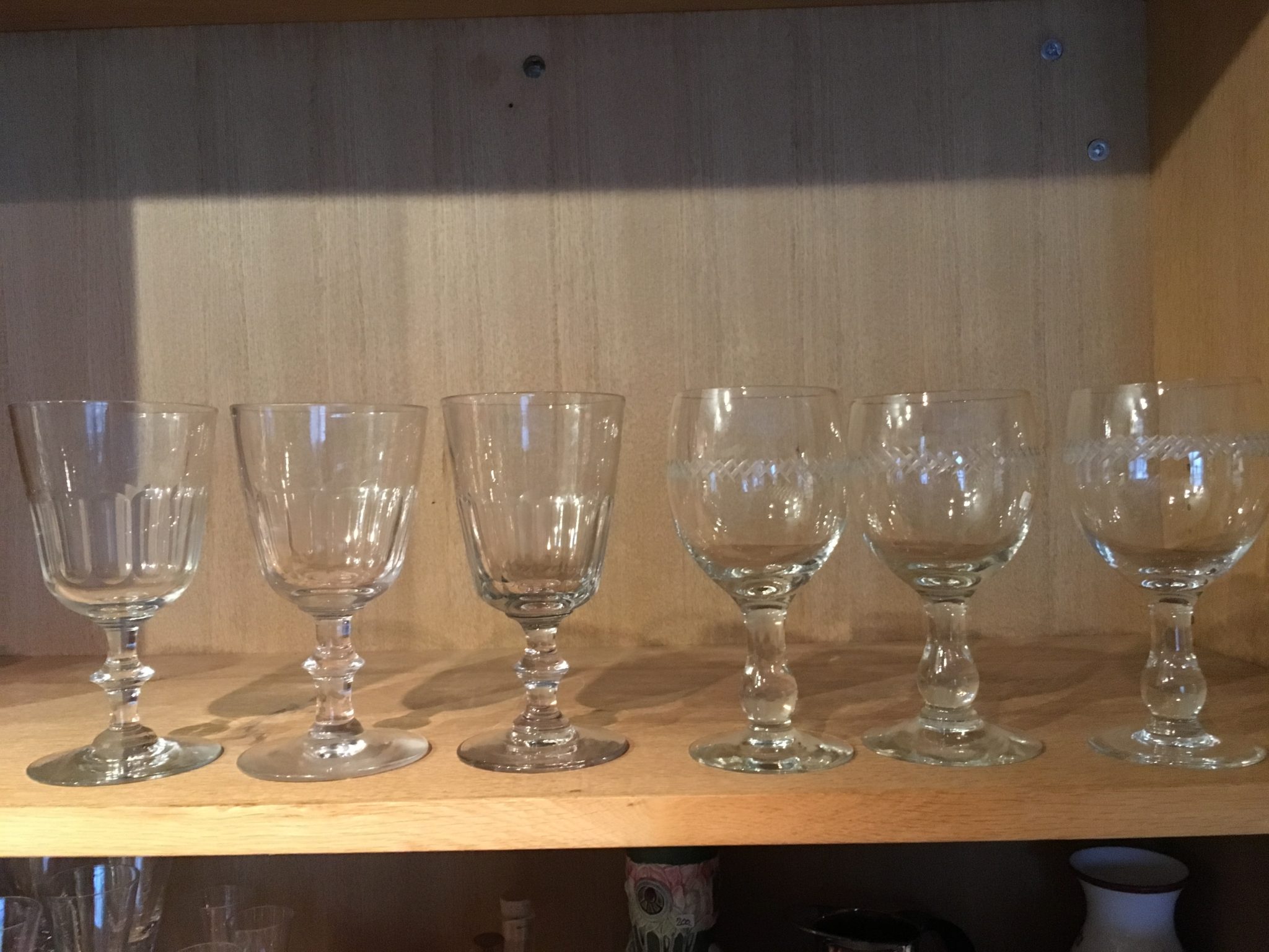 Chr. d. 8 glas pr. stk 225 kr. Ballonglas med krydsslibninger pr. stk. 200 kr