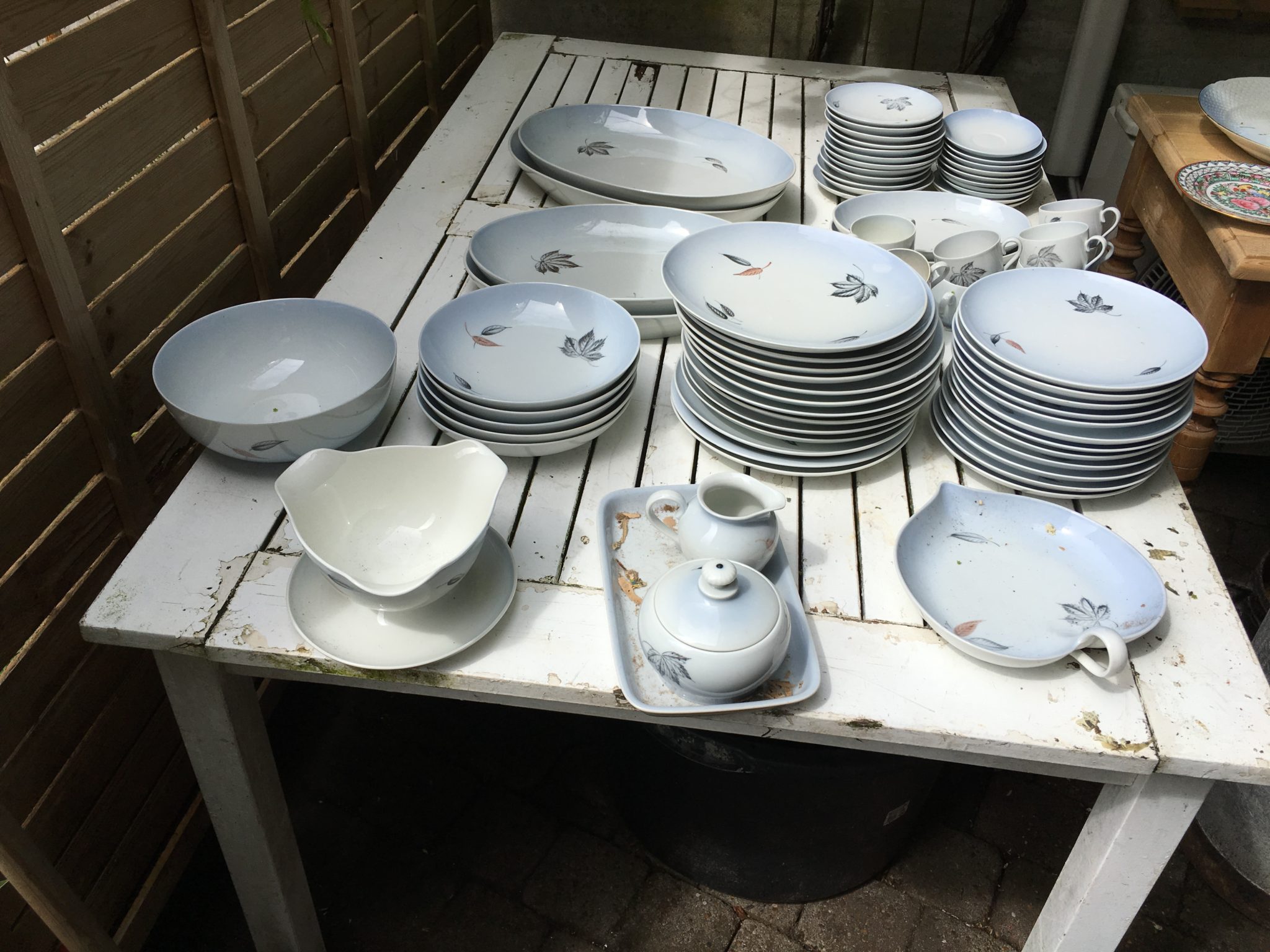 Løvfald. Spisetallerkner pr. stk 40 kr. Kop+underkop+sidetallerken i alt 30 kr.