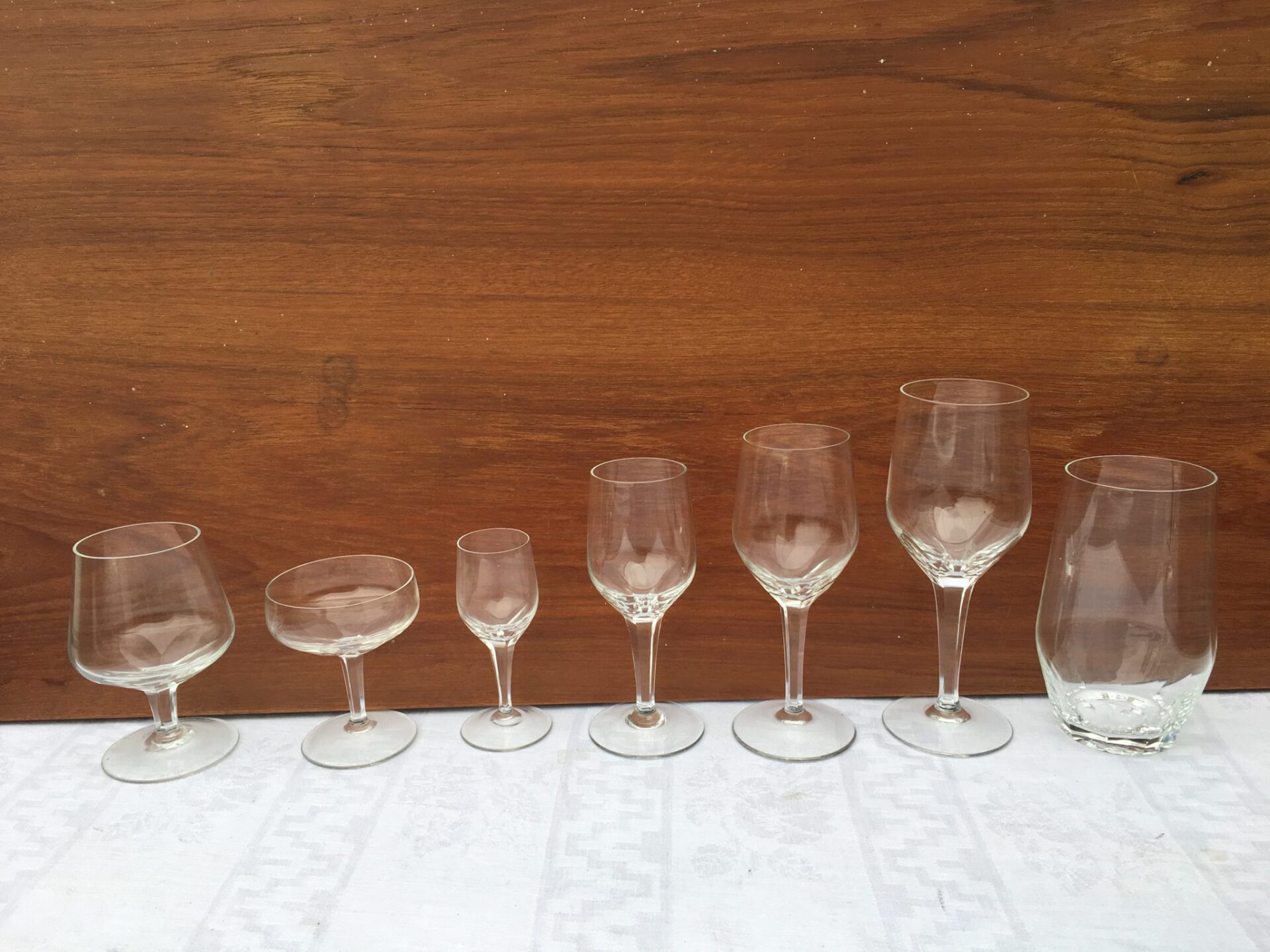 Glasservice, krystal til 12 personer. 83 glas i alt 500 kr