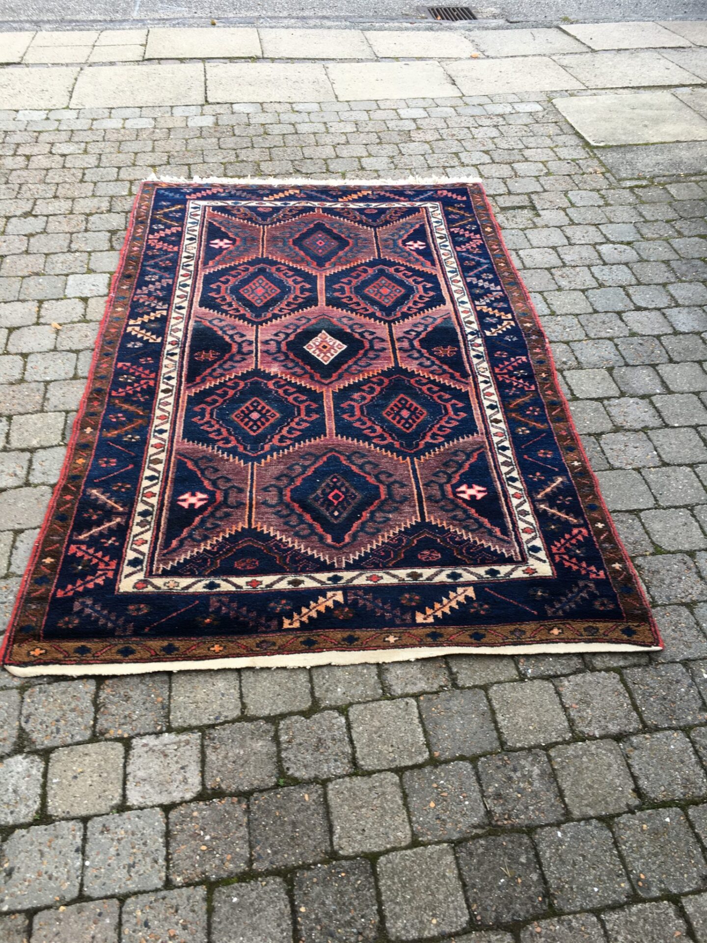 Ægte tæppe, 1,35 x 2,15 m, pris 1200 kr.