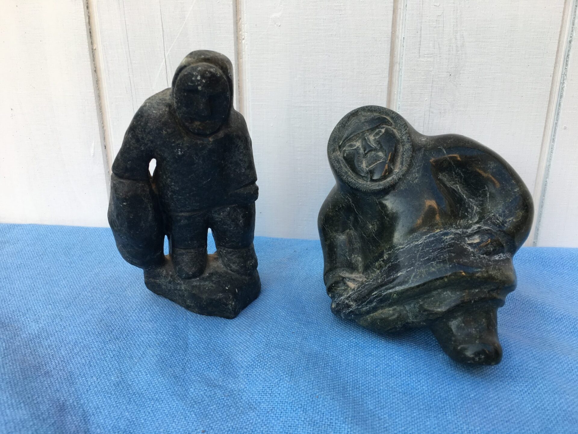 Grønlandske fedstensfigurer 200/500 kr (til venstre er solgt)
