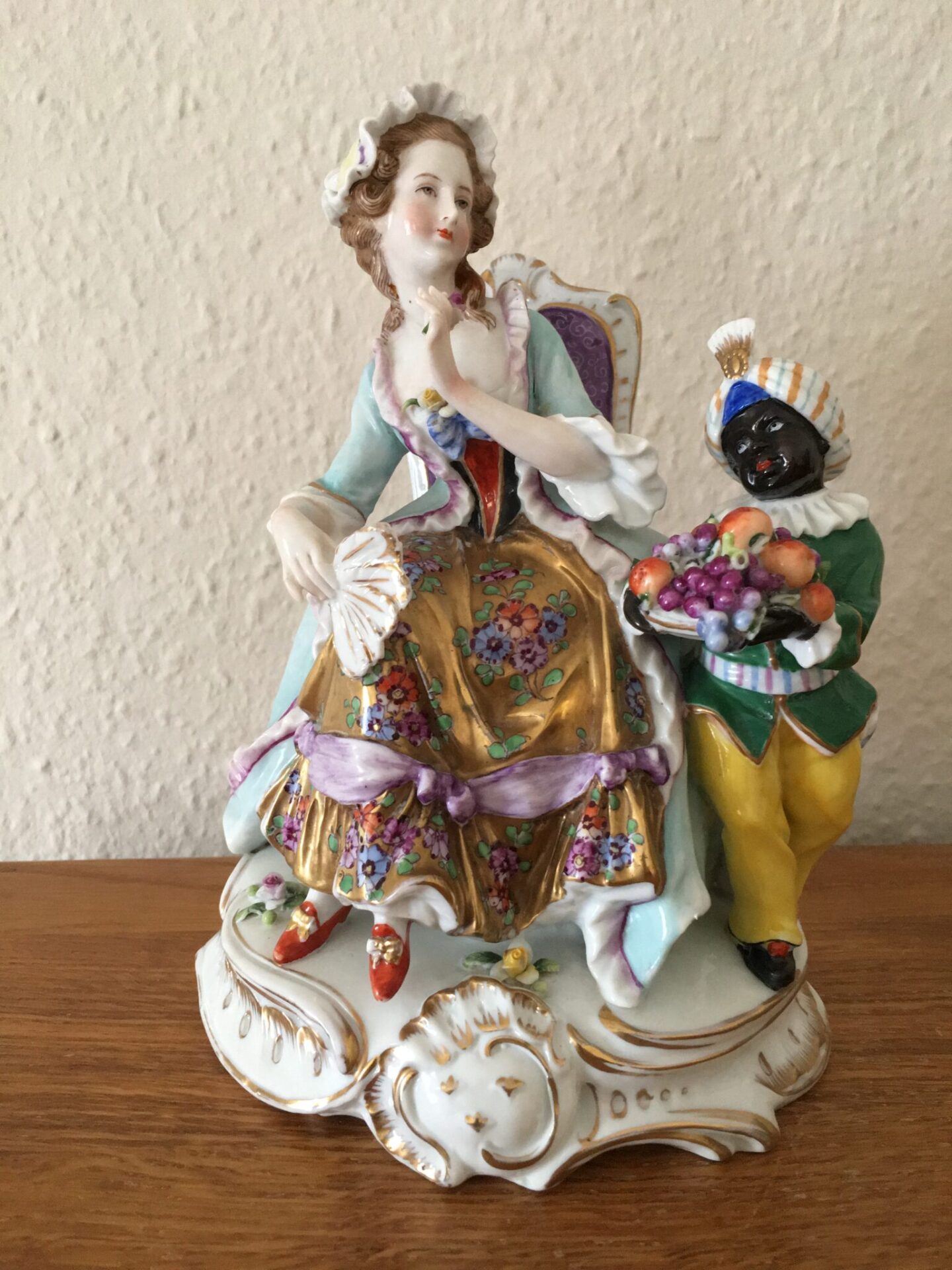Gammel tysk porcelænsfigur (herskab og tjenestefolk), pris 1200 kr