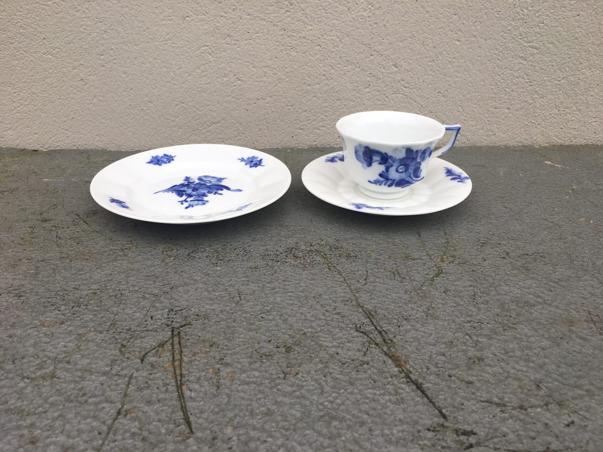 Kongelig porcelæn, kantet, pr. sæt 150 kr