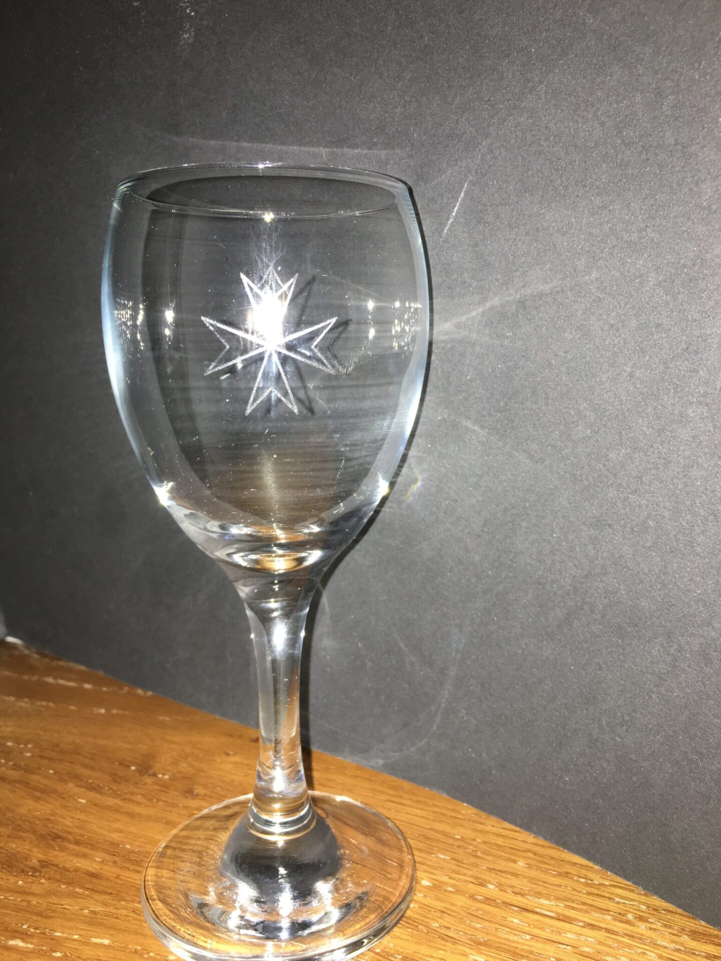 Holmegaardglas med indgraverte Malteserkors, pr. stk 50 kr