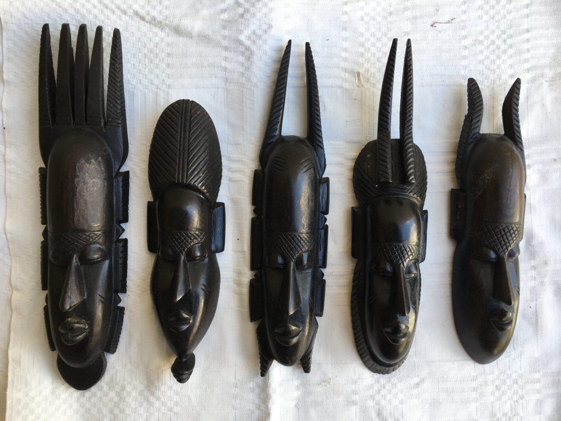 5 stk små gamle masker af ibenholt (20-30 cm) samlet pris 500 kr