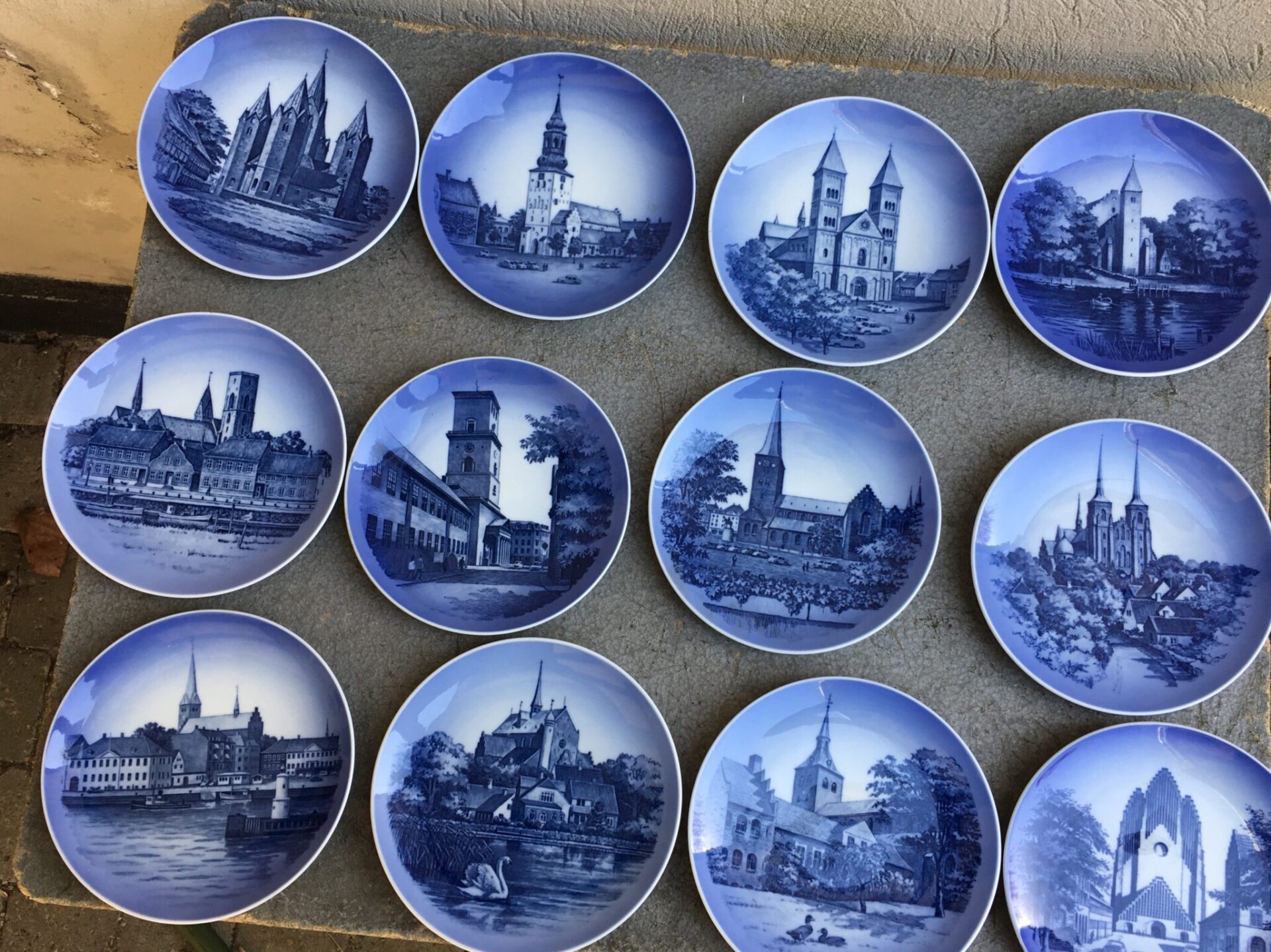 Kongelig porcelæn, kirkeplatter, 12 stk i alt 200 kr