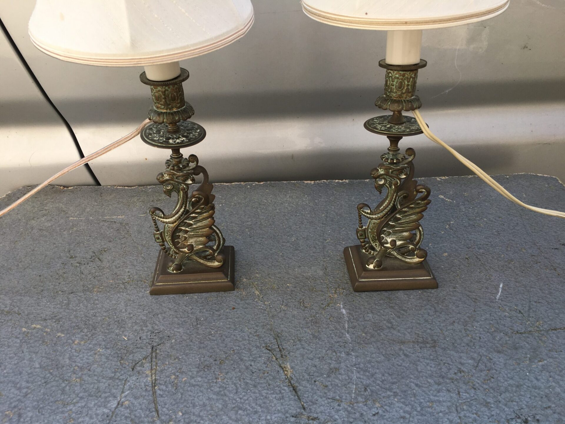 2 stk bordlamper, bronze, i form af en Grif. 2 stk 400 kr.