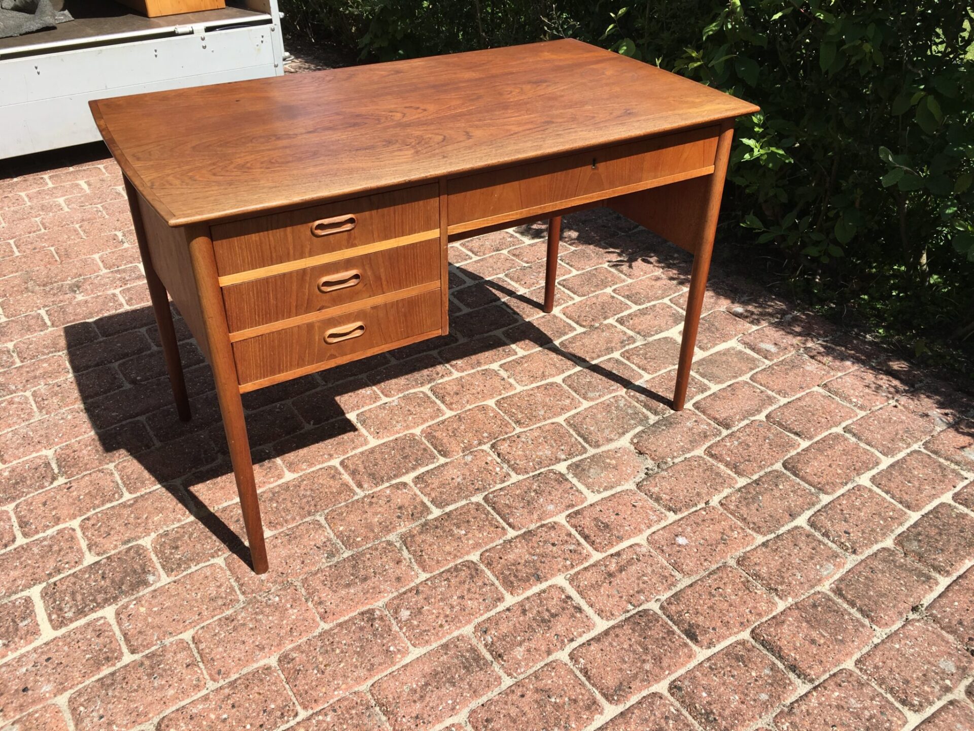 Fritstående teaktræ skrivebord, 64x113 cm, pris 700 kr