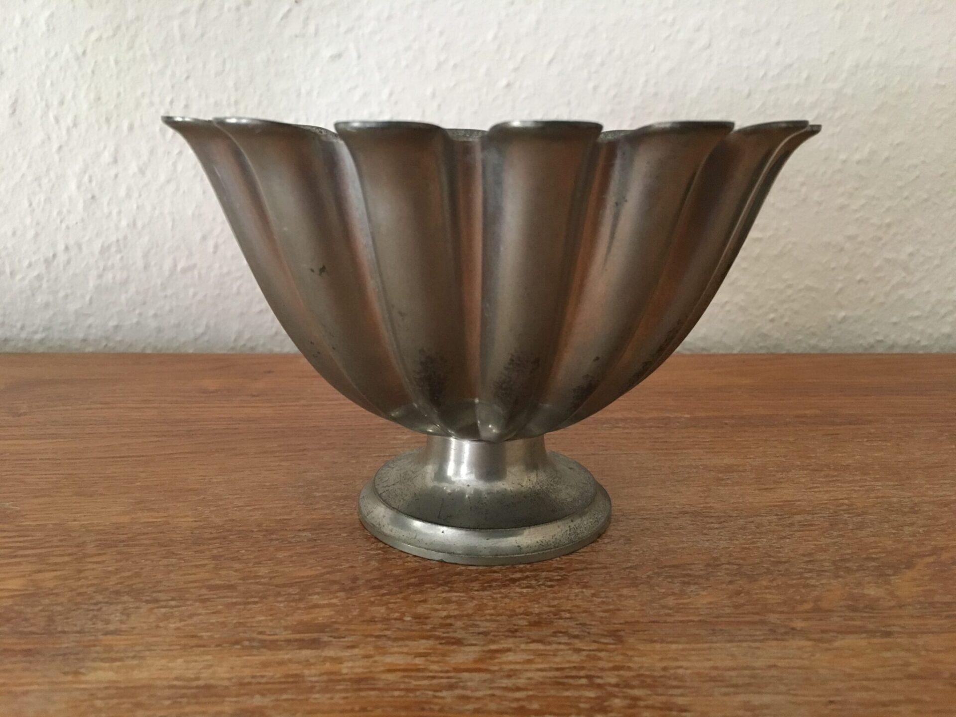 Just A. tinskål nr. 1228, ca 1920. Pris 400 kr