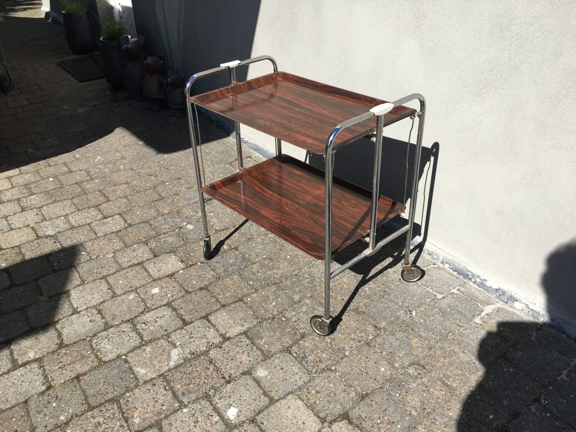 Bakkebord, Rullebord, Barbord. Immiteret Palisandertræ. pris 500 kr. Bordet er sammenklappeligt