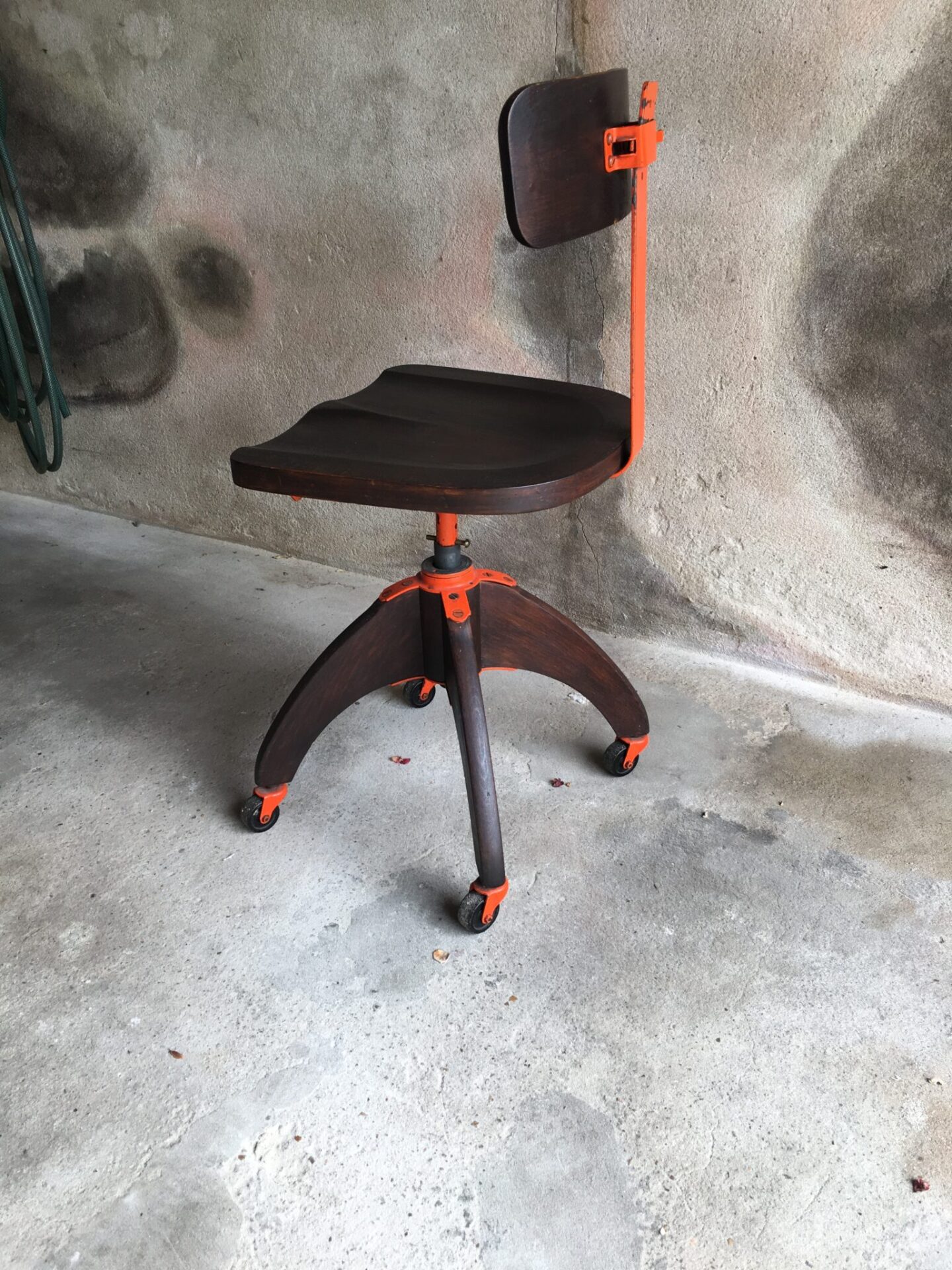 retro arbejdsstol med forskellige justeringsmuligheder, pris 400 kr