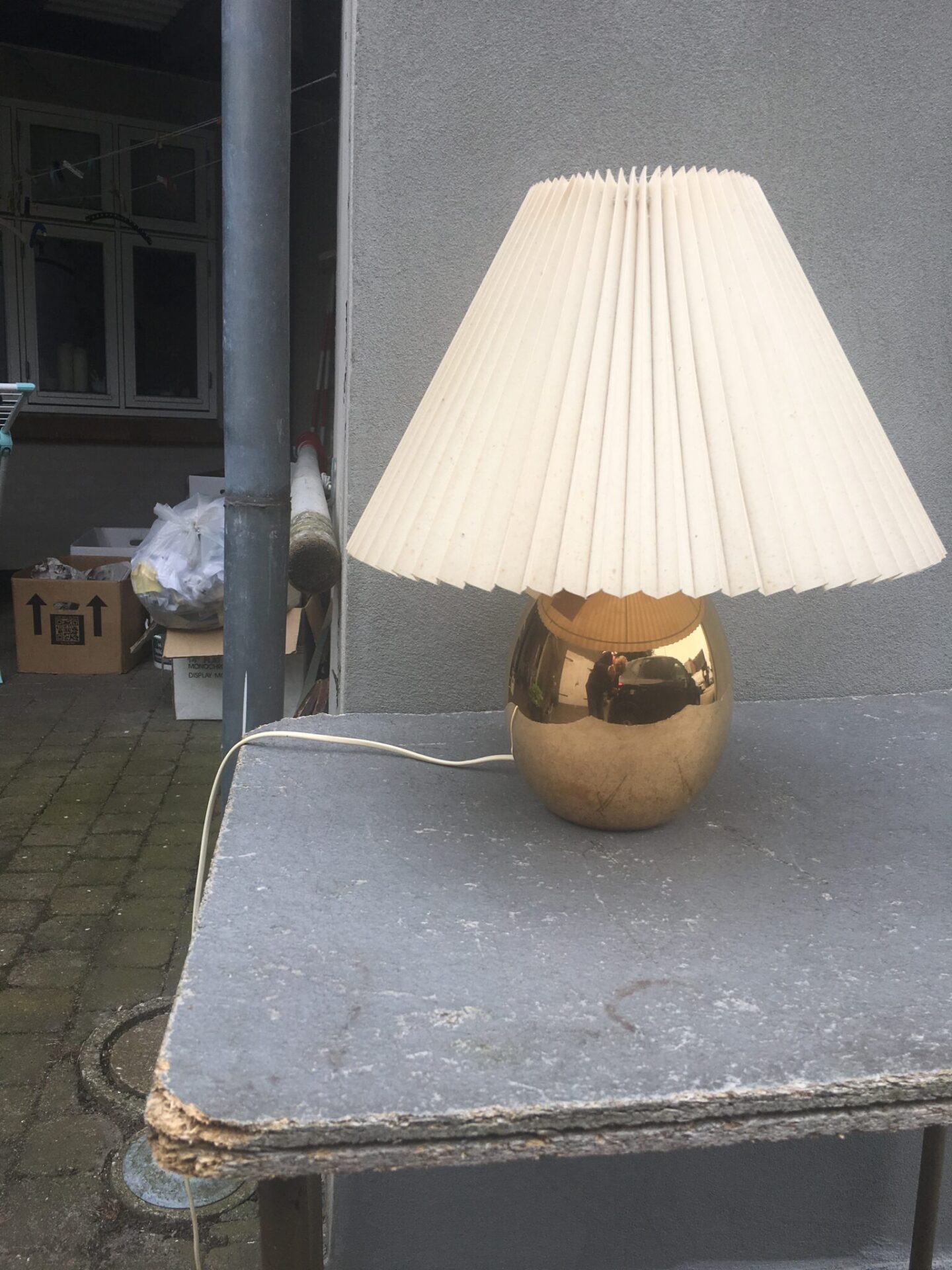 Le Klint bordlampe af messing (let ramponeret skærm. Pris 600 kr