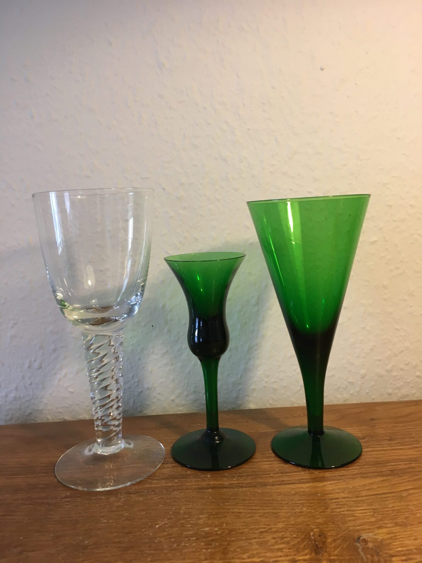 Twist (Holmegaard eller Kastrup), h =19,5 cm, pris pr stk 150 kr, Holmegaard snapseglas pr. stk 50 k