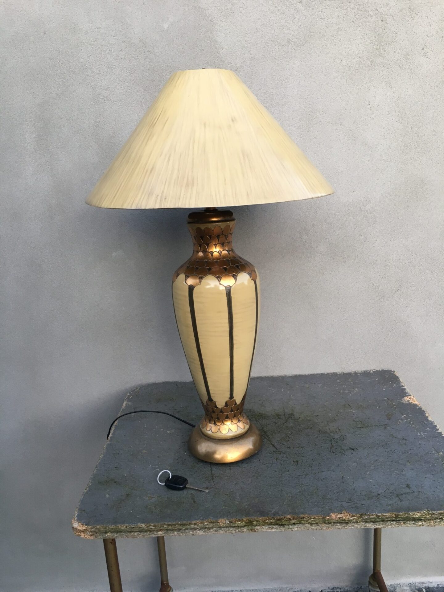 Stor kinesisk bordlampe i jugendstil, pris 300 kr. Højde til overkant skærm =80 cm