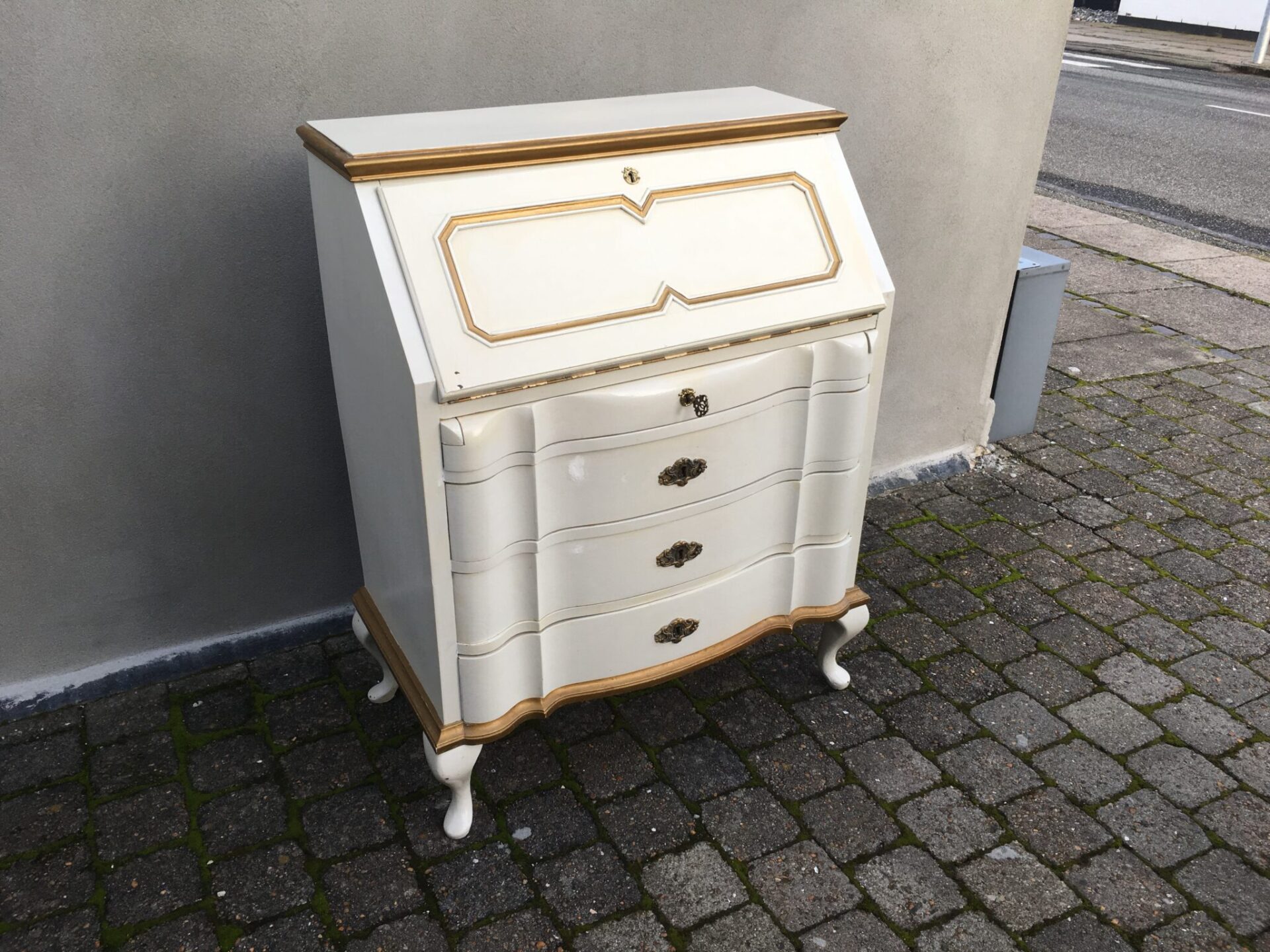 Lille hvidmalet chatol med guldstafferinger, h=99 cm, b= 78 cm. pris 500kr