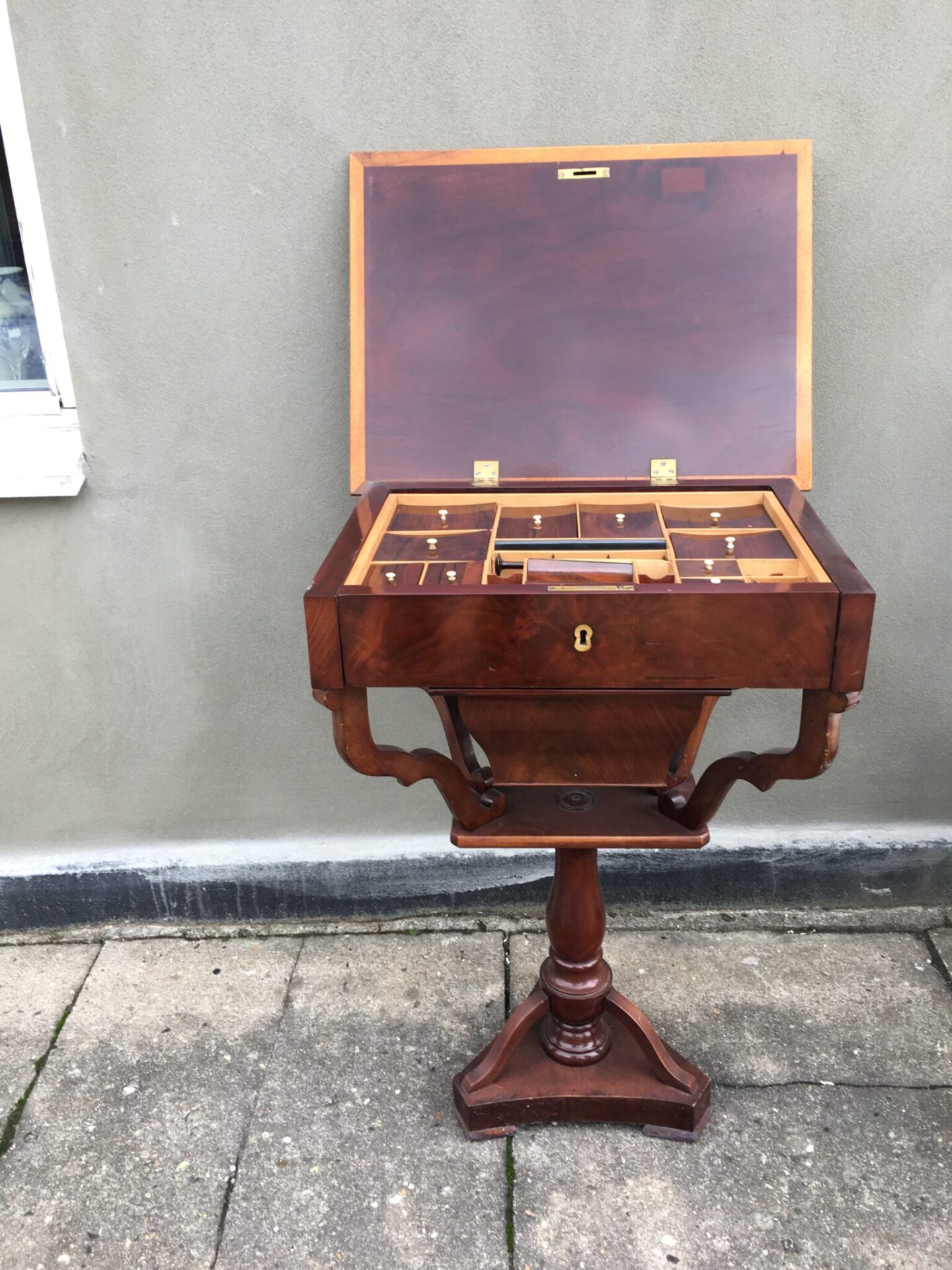 Lille fint sybord, velholdt, 1800-tallet, mahogni. Pris 1000 kr
