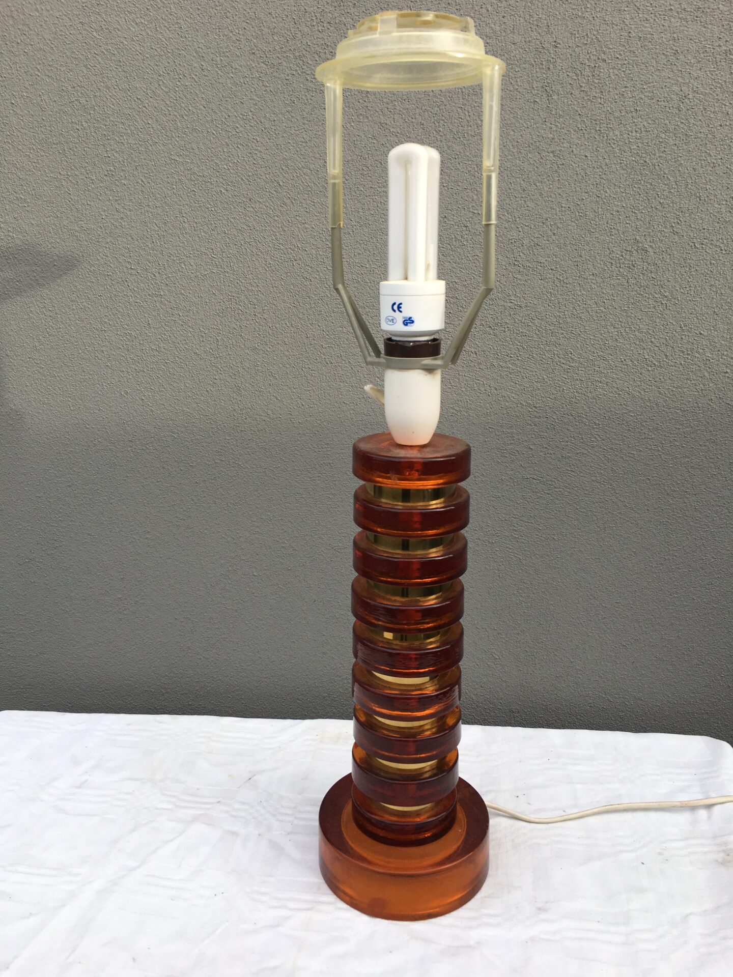 retro bordlampe af farvet glas, højde til overkant fatning =40 cm, pris 500 kr