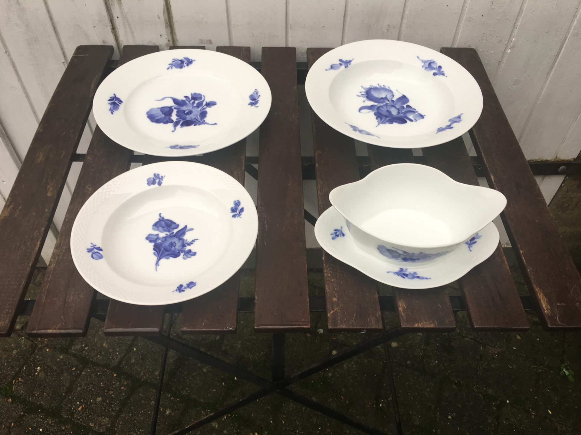 Blå Blomst, flettet. Store dybe nr 8107 pr stk 125 kr. Små dybe nr. 8105 pr. stk 100 kr.