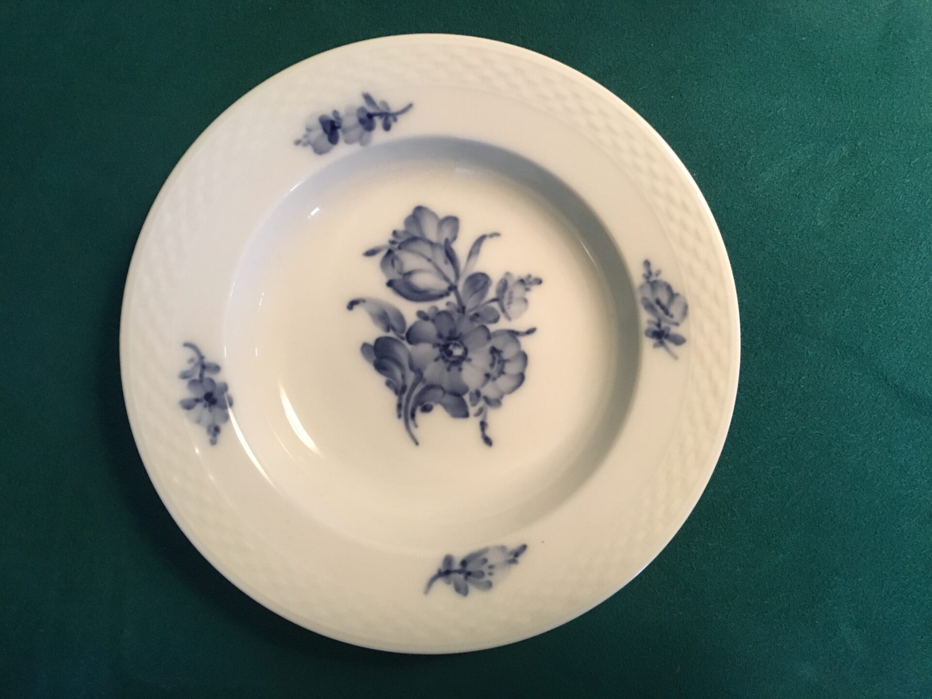 Blå Blomst flet, små dybe desserttallerkner, nr 8109, d=14,5 cm, pris pr stk 75 kr