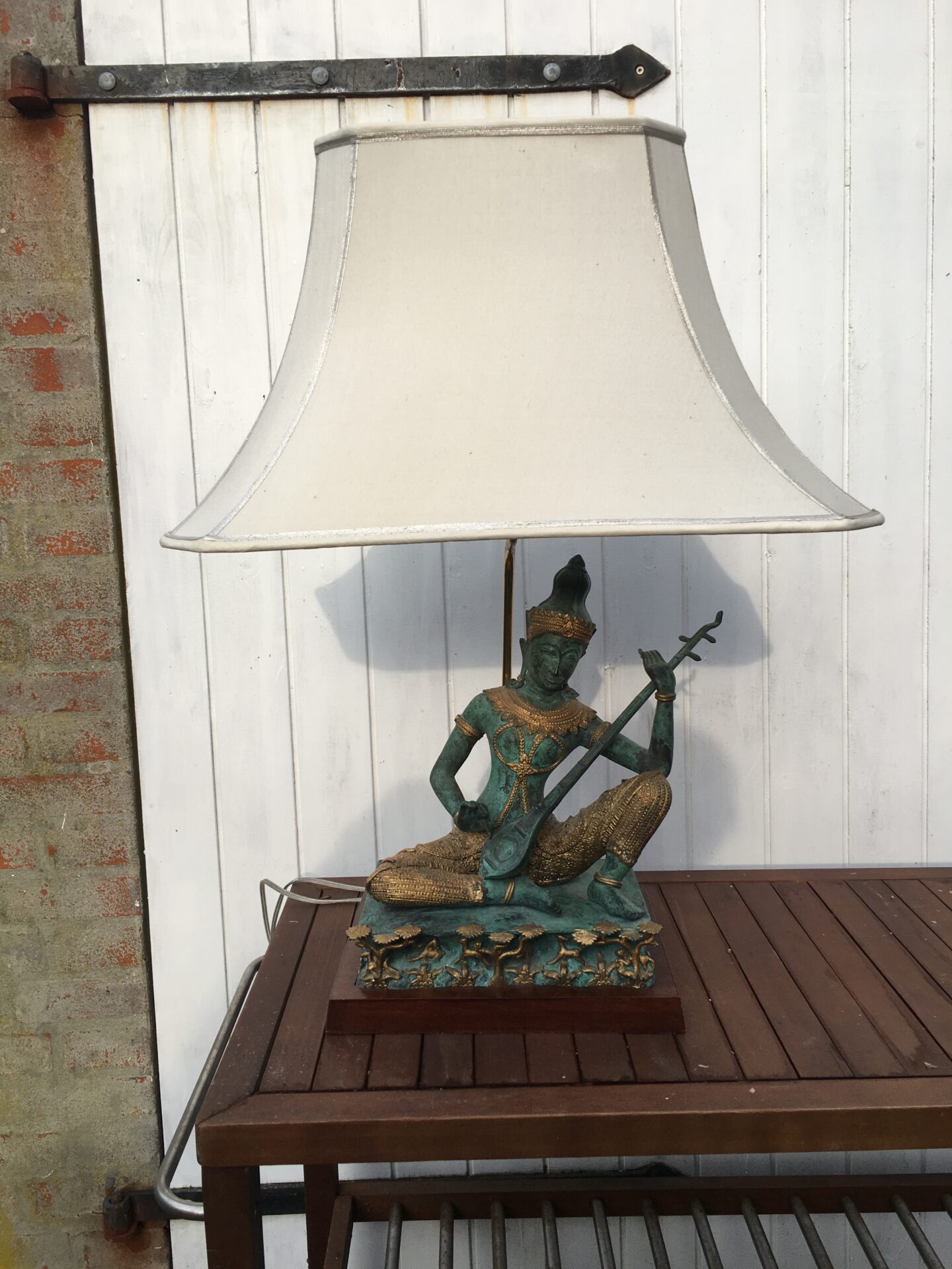 stor thailandsk bordlampe, forgylst bronze, h=75 cm, pris 600 kr