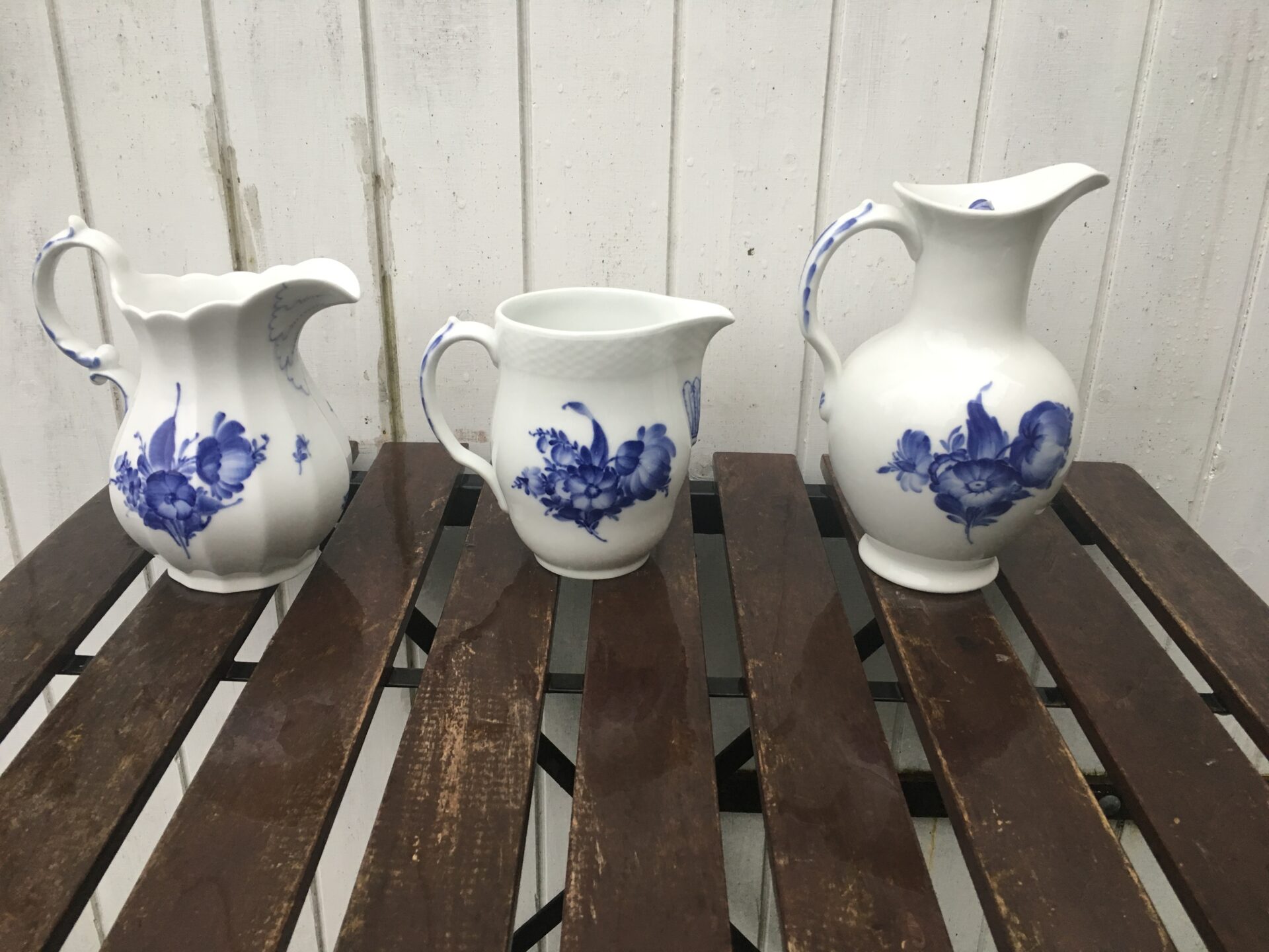 Kongelig Blå Blomst kander nr 8526/8227/8147, pris 600/400/600 kr (1. sortering)