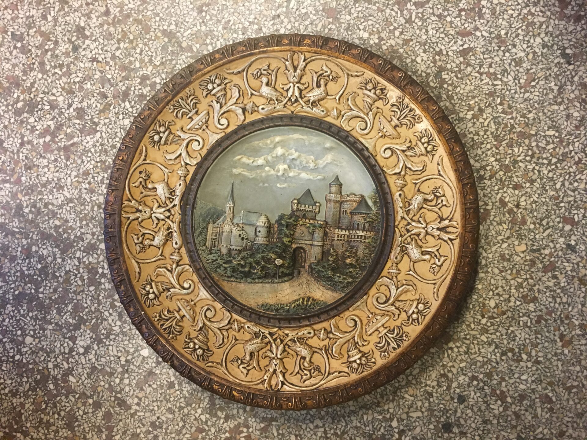 Antikt tysk fad signeret WS&S ( Wilhelm Schiller & Son) d=37 cm), pris 200 kr