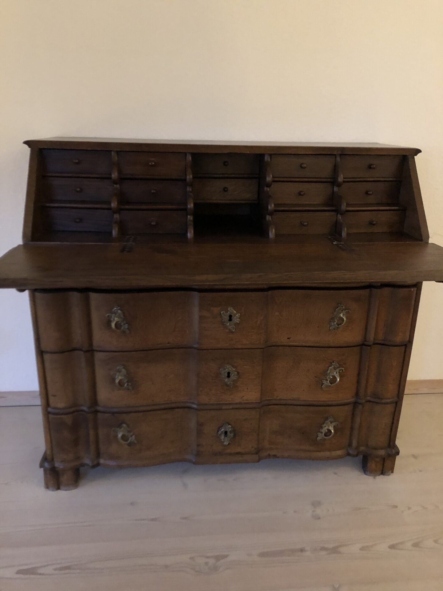 Barok chatol, 1700-tallet, egetræ, trappeskuffer, svunget ligeknækket front,velholdt, pris 3000kr