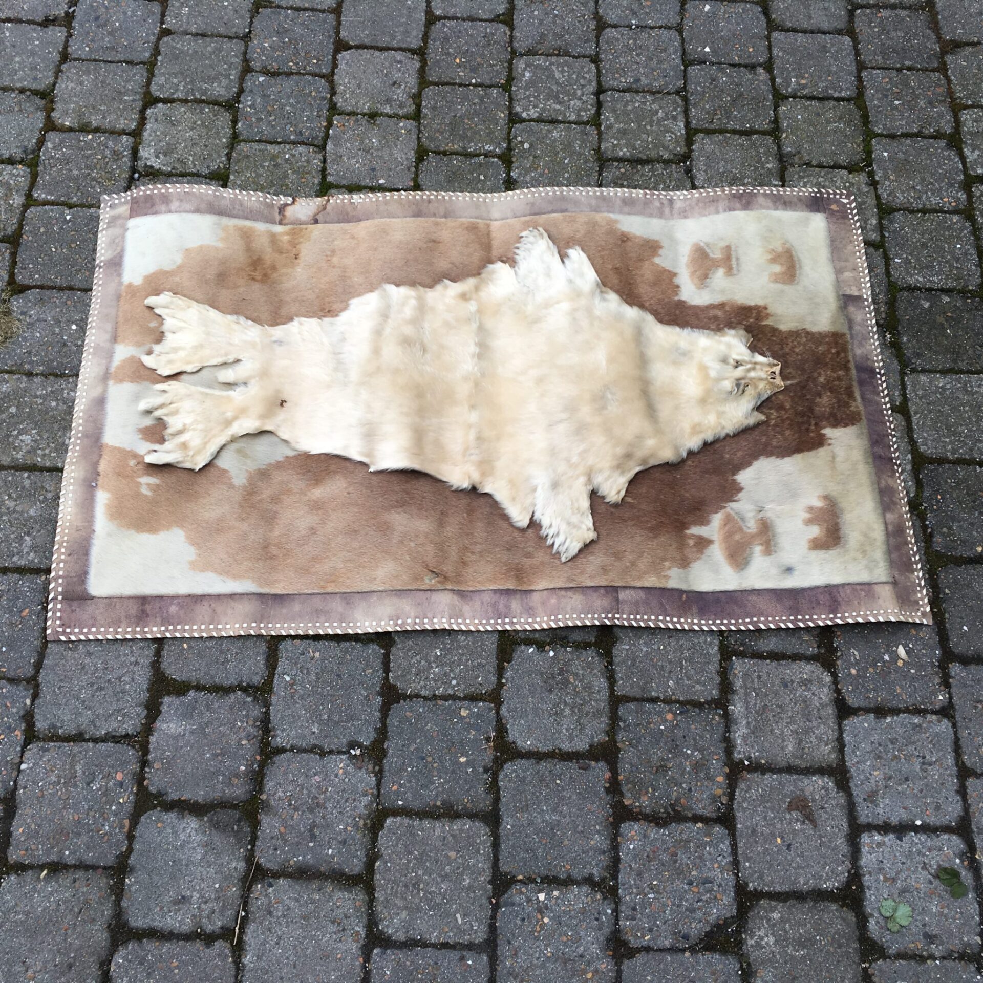 Gønlandsk vægtæppe af sælskind 66 x110 cm, pris 400 kr