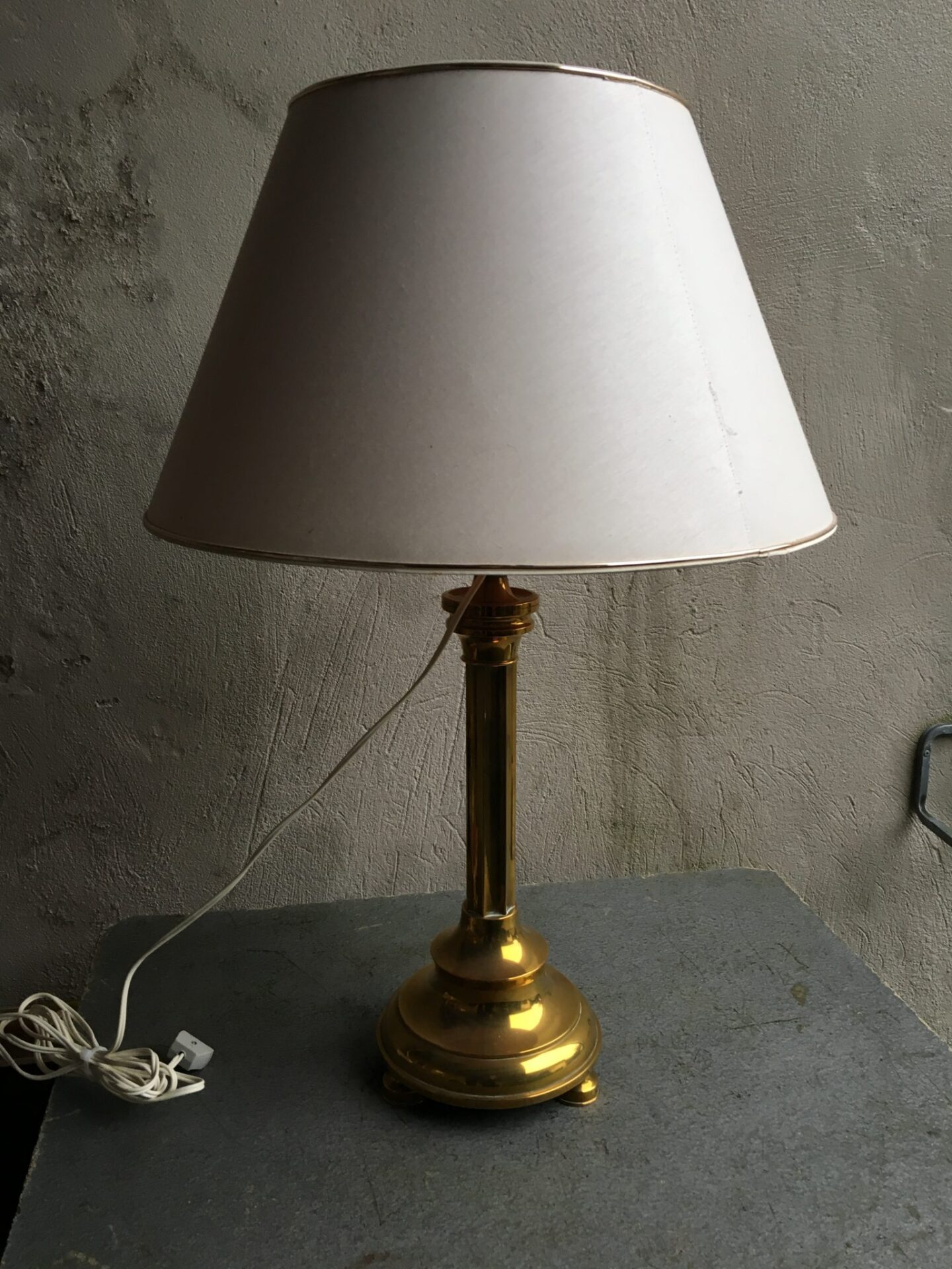 Bordlampe, messing, total højde = 75cm, pris 400 kr 