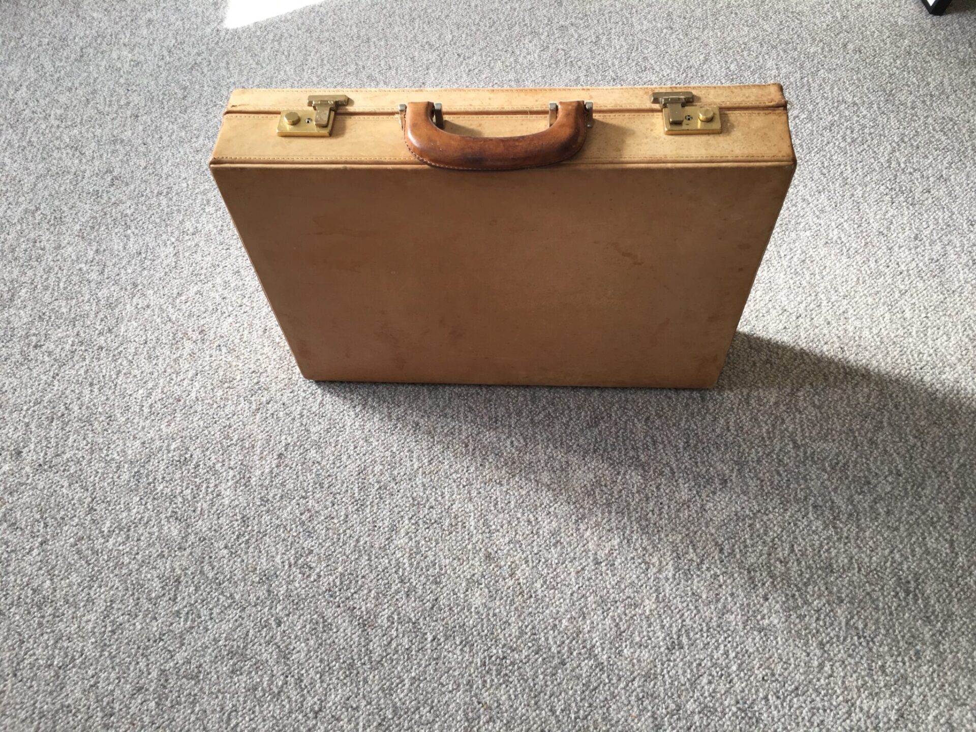 retro attachetaske af cognacfarvet læder, pris 200 kr