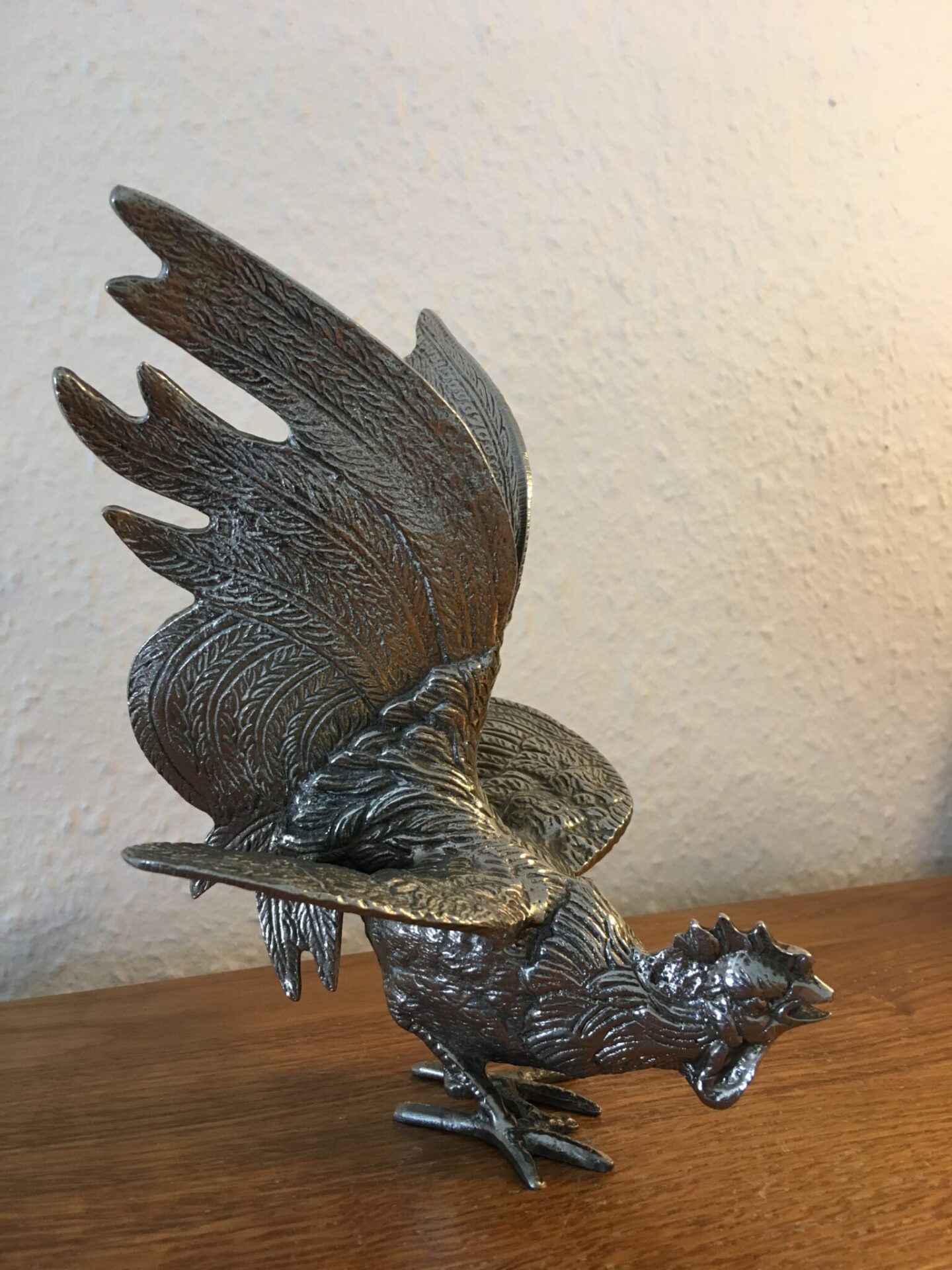 Hane, af pletsølv,h= 20 cm, pris 400 kr
