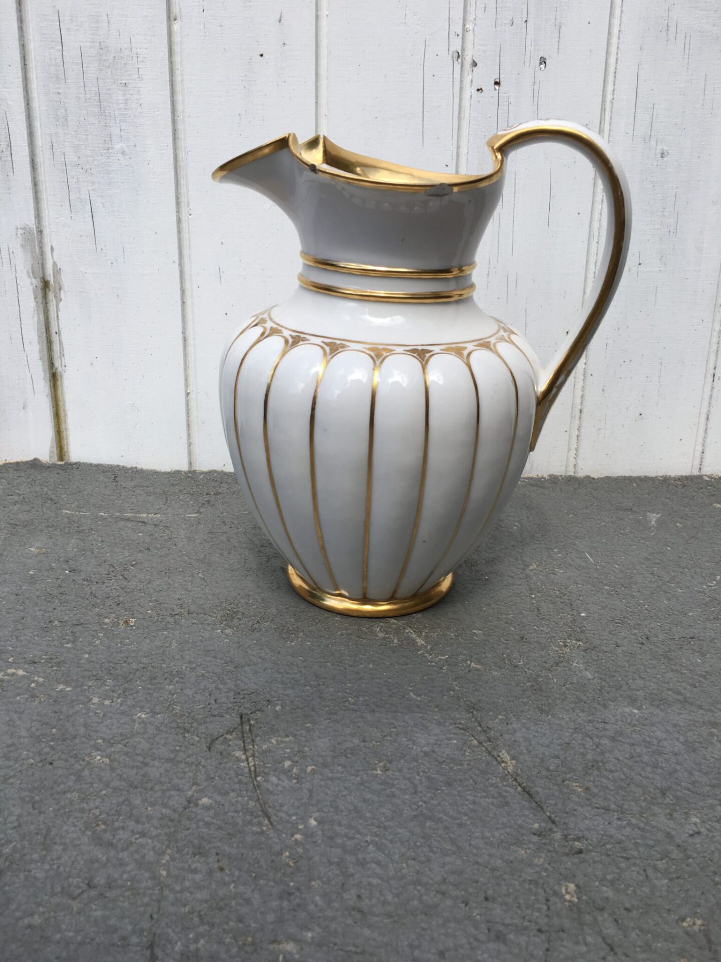 Kongelig porcelæn chokoladekande fra ca 1850 (lille kanthak). pris 400 kr)