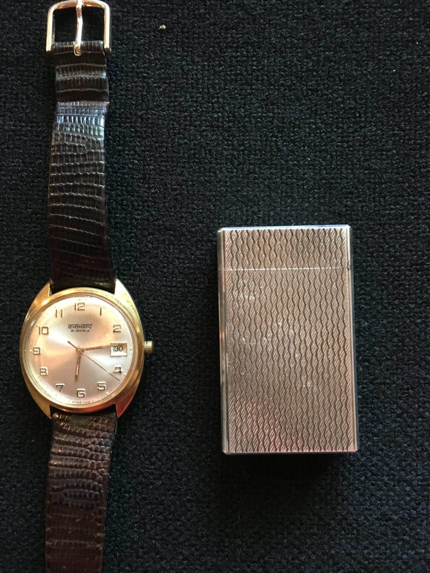 Retro armbåndsur og lighter