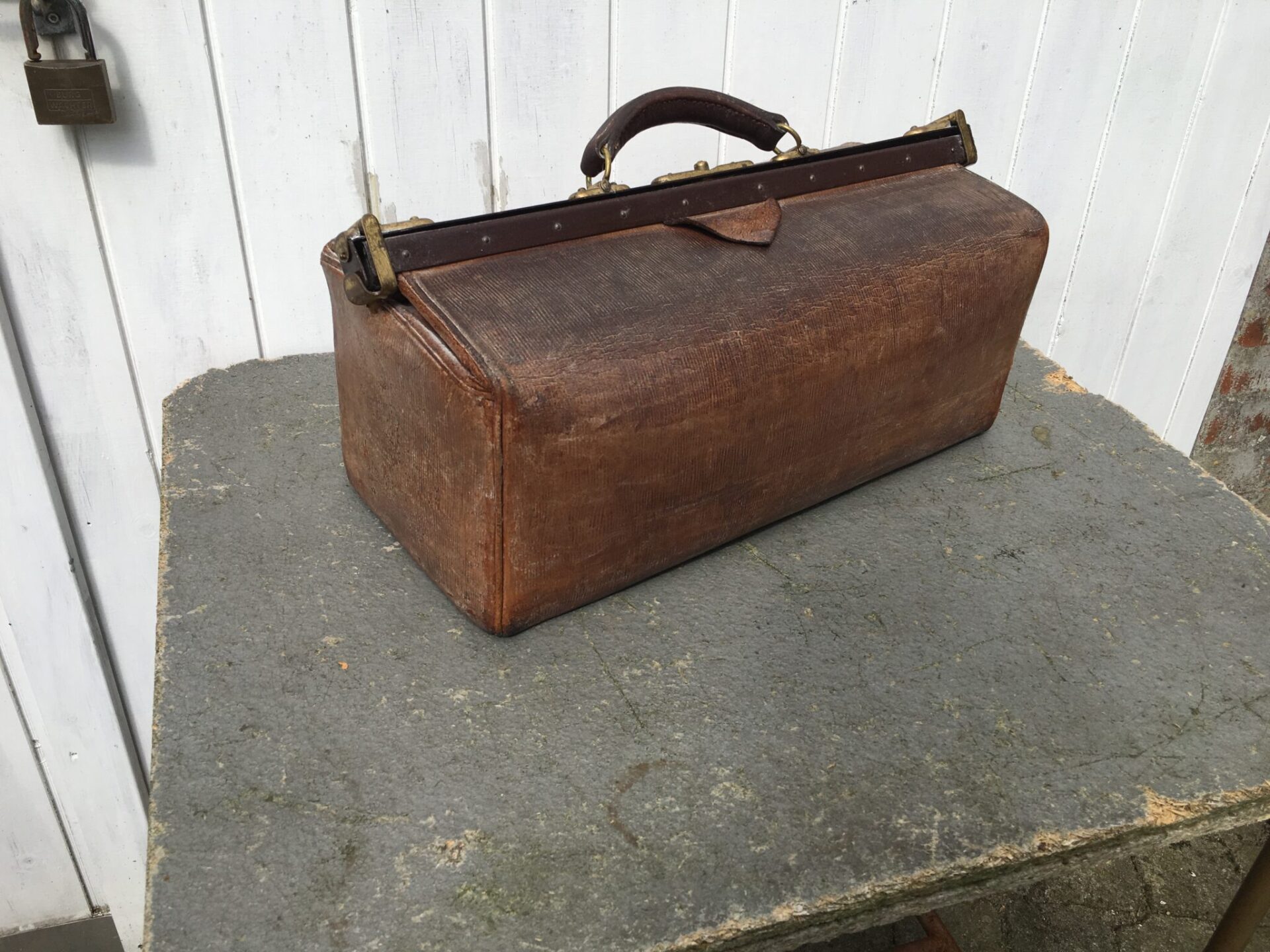 Gammel jordemodertaske, velholdt, pris 600 kr
