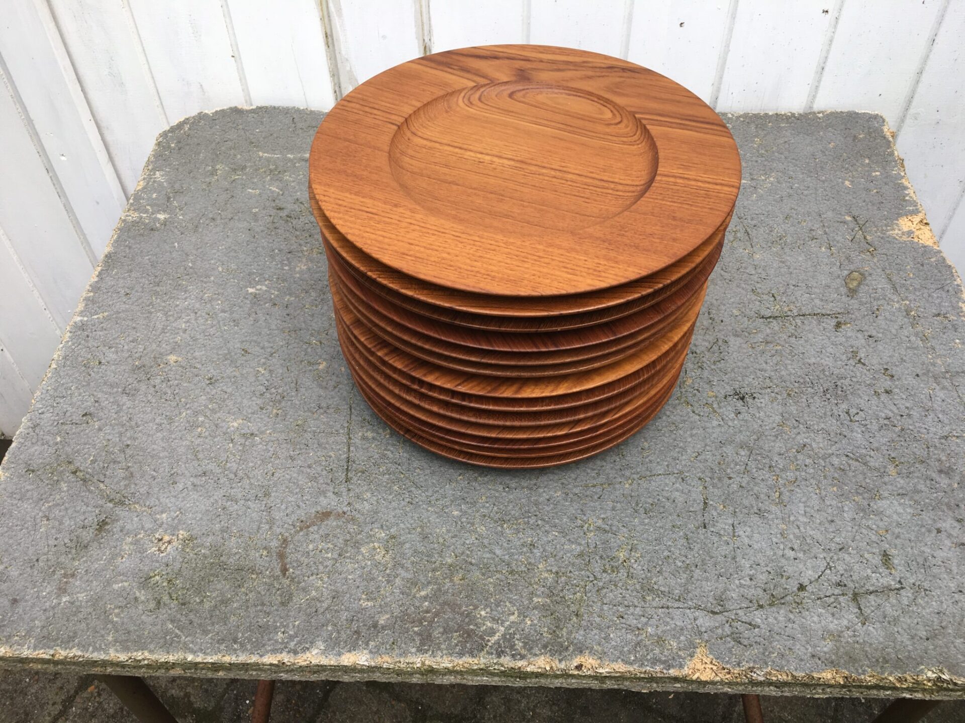 12 stk velholdte dækketallerkner af teaktrø, d=27,5 cm, mrk.