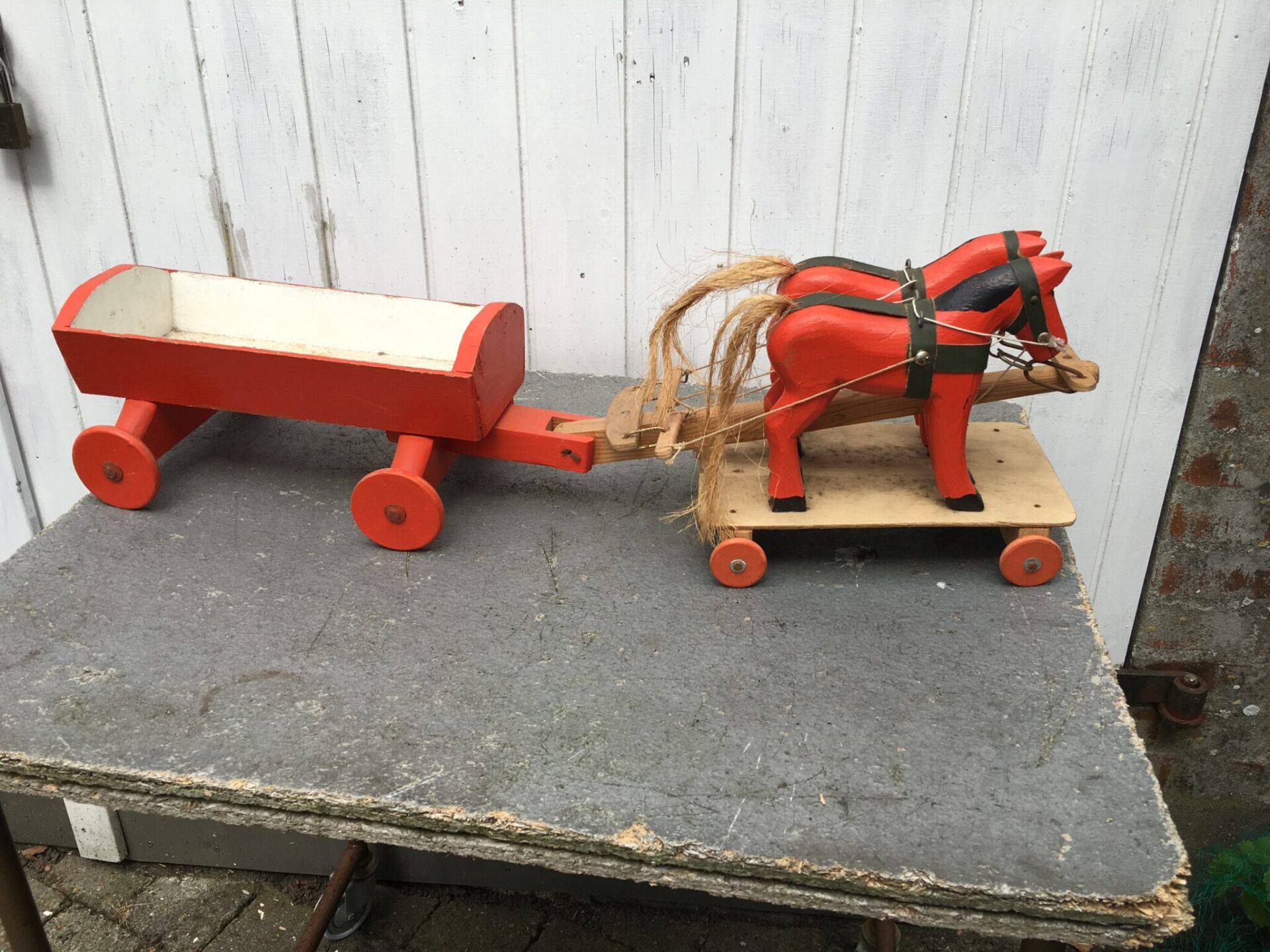 Gammelt trælegetøj, Hesteforspand, (antageligt fængselslegetøj), l=80 cm, pris 500 kr