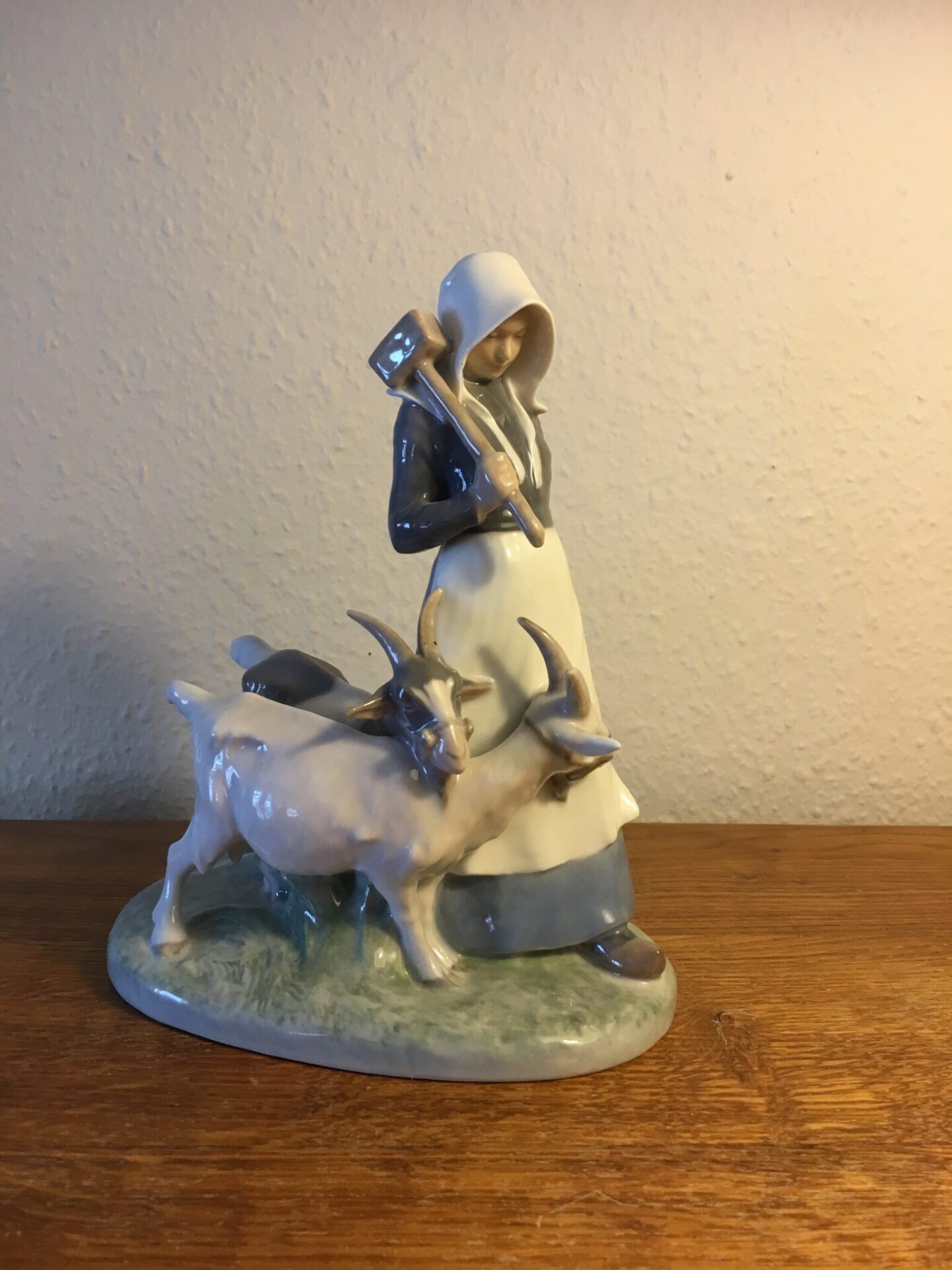 Kongelig figure nr. 694, 1. sorterig
