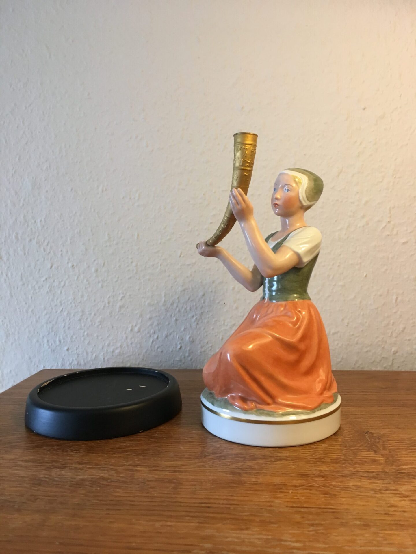 Pigen med Guldhornet, Kongelig porcelæn, overglasur, 1. sortering, fejlfri, pris 1500 kr (incl. sokk
