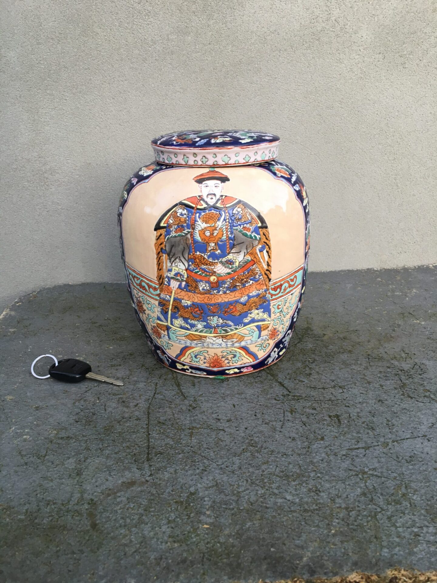 Kinesik bojan, h= 26 cm, pris 500 kr