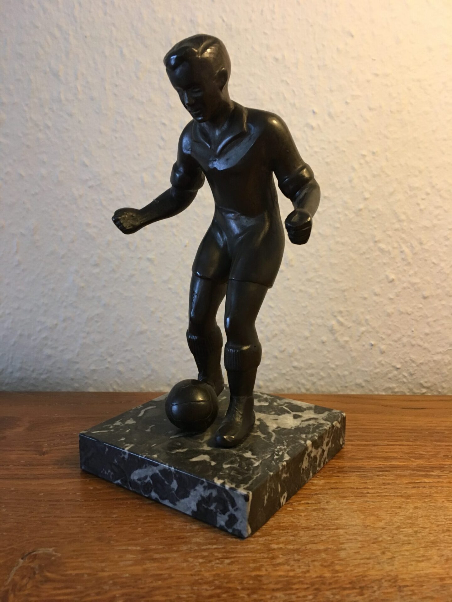 Broncefigur fra 50-erne, driblende fodboldspiller, h=21 cm, pris 500 kr