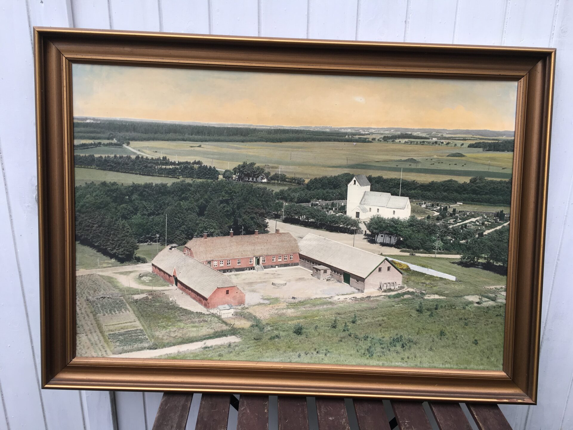 Luftfoto fra ca 1950, Ranbøl Kirke med Randbølgård i forgrunden (gl. Hærvejskro), pris 200 kr