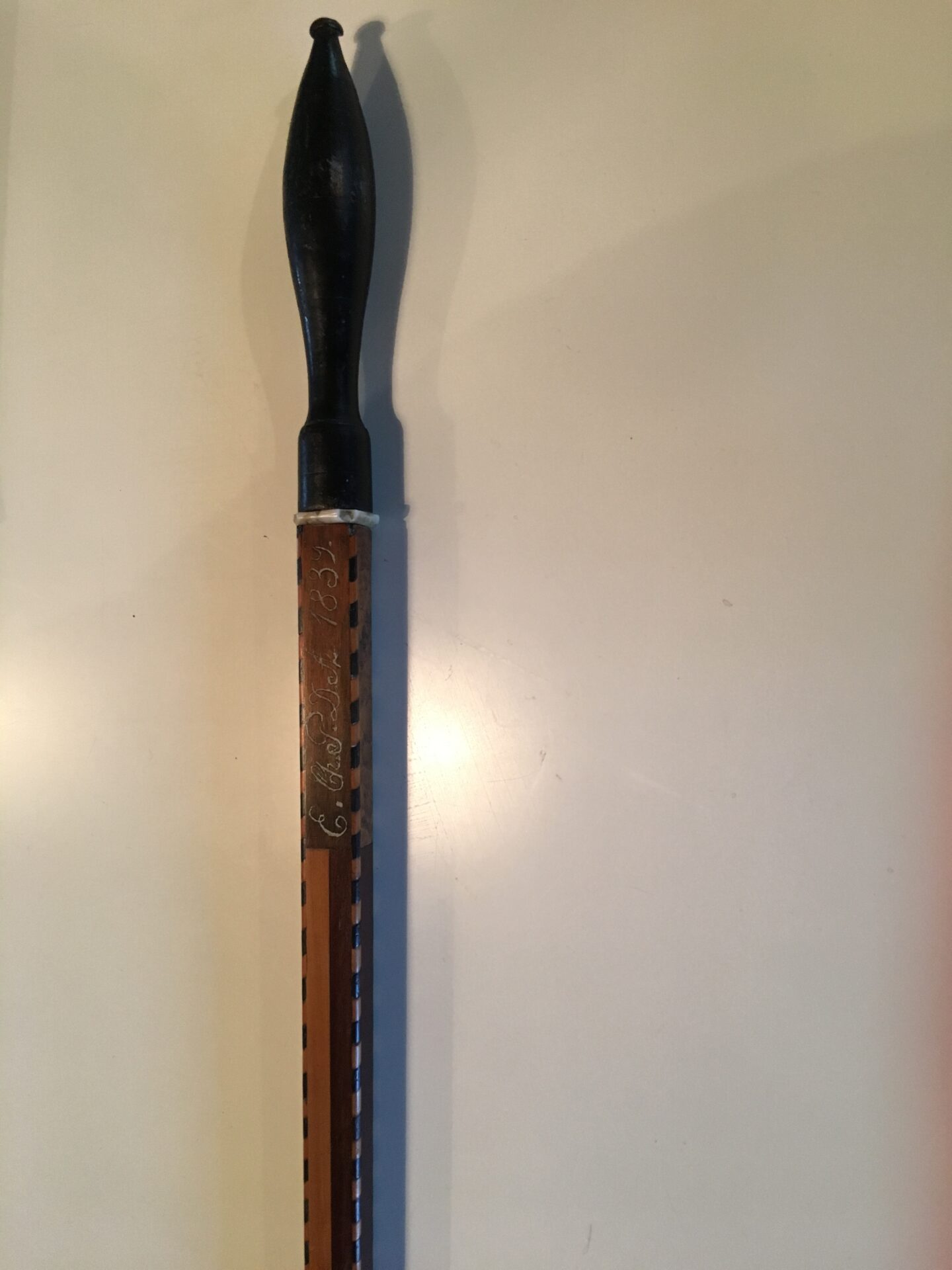 Alenstok med initialer og årstal 1839.( indlagt nøddetræ,mahogni, rosentræ og ibenholt)