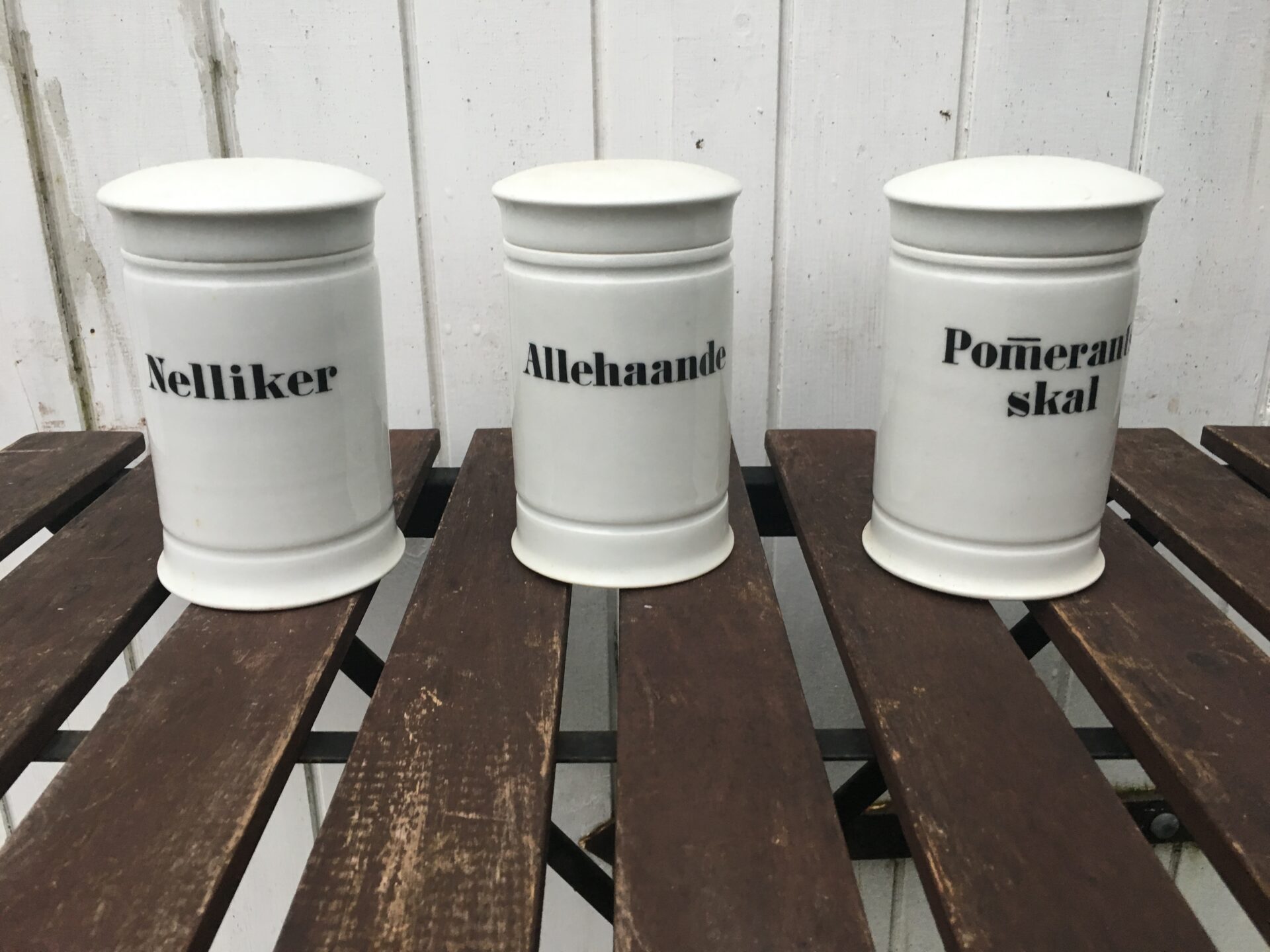 Gamle apotekerkrukker, h= 15 cm, pris pr. stk 200 kr