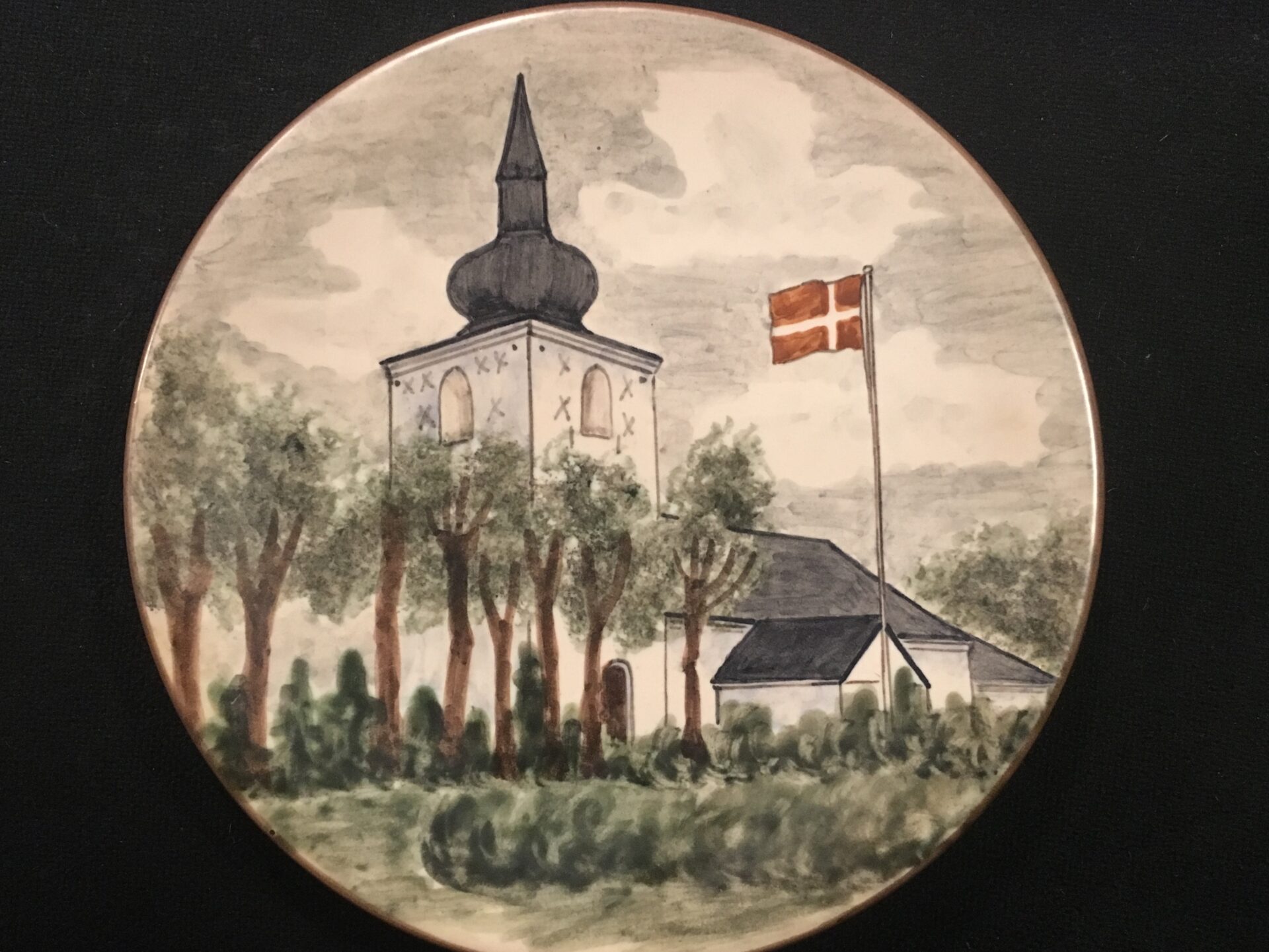 Nørup Kirke, keramikplatte af Emil Ruge, d= 22 cm, pris 150 kr