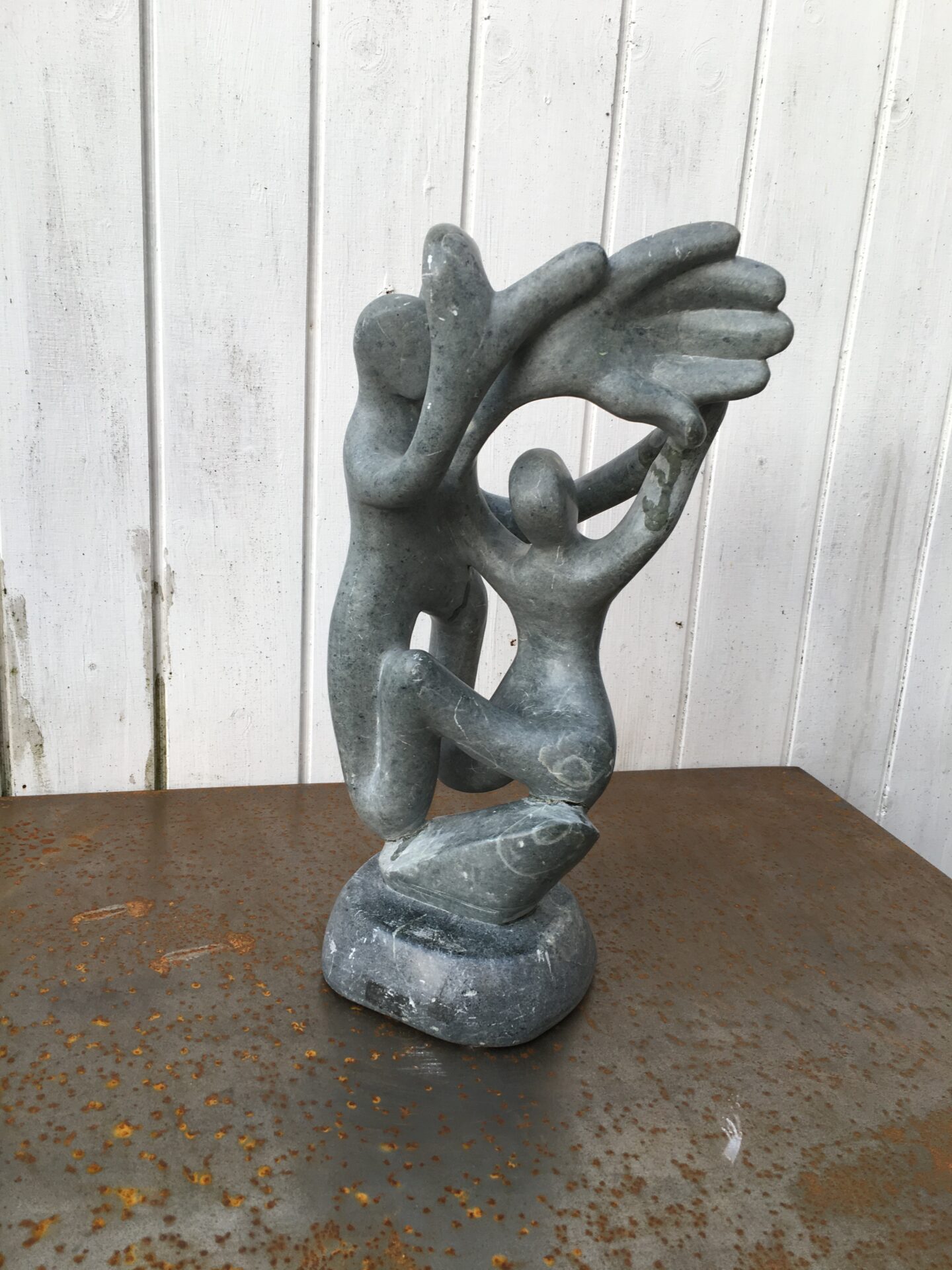 Moderne skulptur af fedsten, h=39 cm, fremstår med reperationer. usign. Pris 500 kr