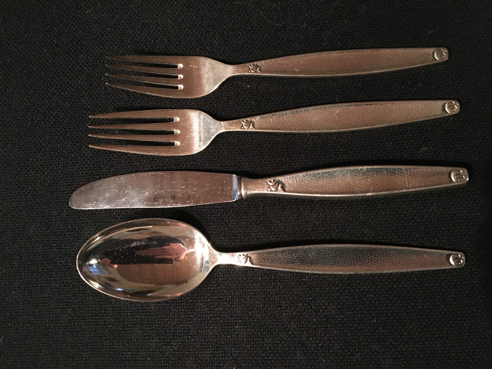 sølvplet bestik til 6 pers. , mrk. Tina. 24 dele i alt 400kr