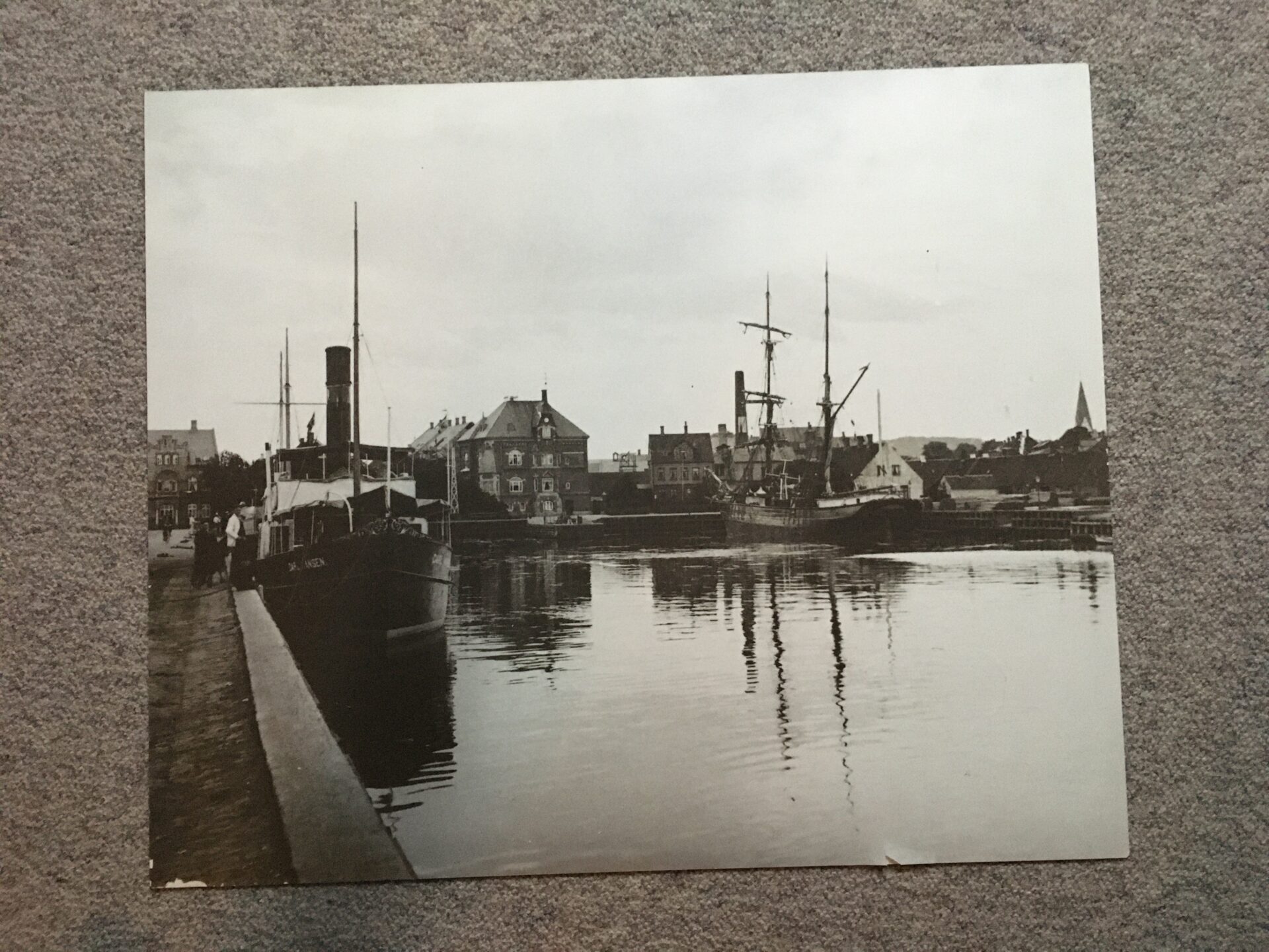 stor fotostat, 58x68 cm, Vejle Havn anno ca 1910, pris 200 kr