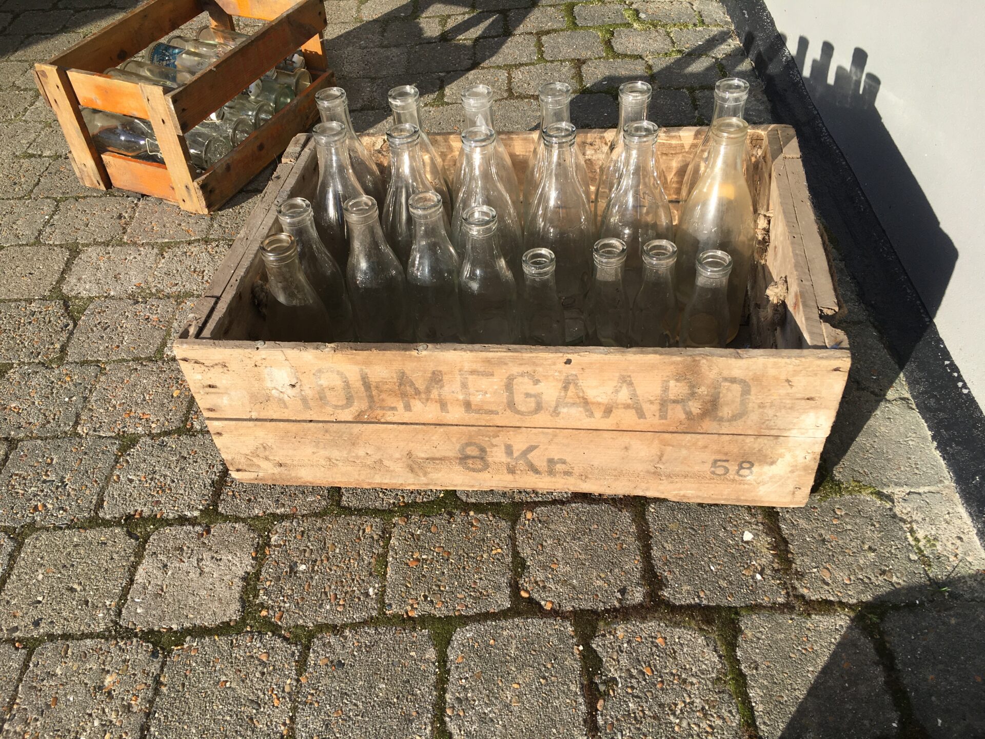 Holmegård tranportkasse 200 kr. 24 stk assorteret mælkeflasker i alt 300 kr (1/5, 1/2, 1/1) (kasse s