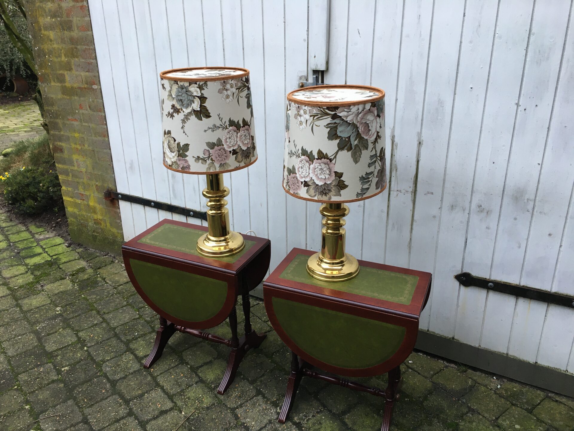 Små klapborde med indlagt læder, pr stk 200 kr, bordlamper messing pr. stk 200 kr (klapborde er solg