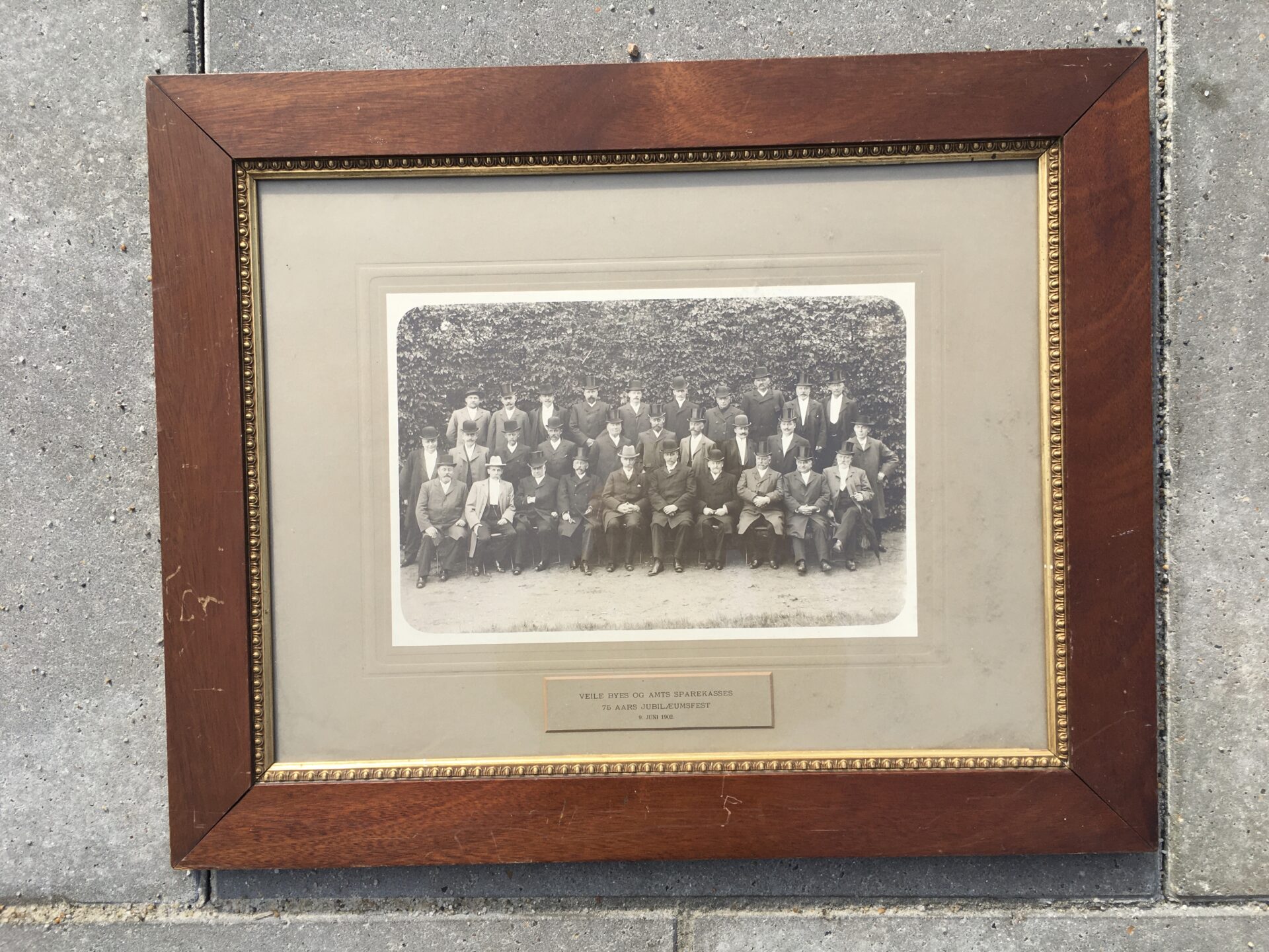 9. juni 1902. Vejle Byes og Amts Sparekasse (nu Danske Bank, Kirkegade) rammemål 63x50 cm, pris 200